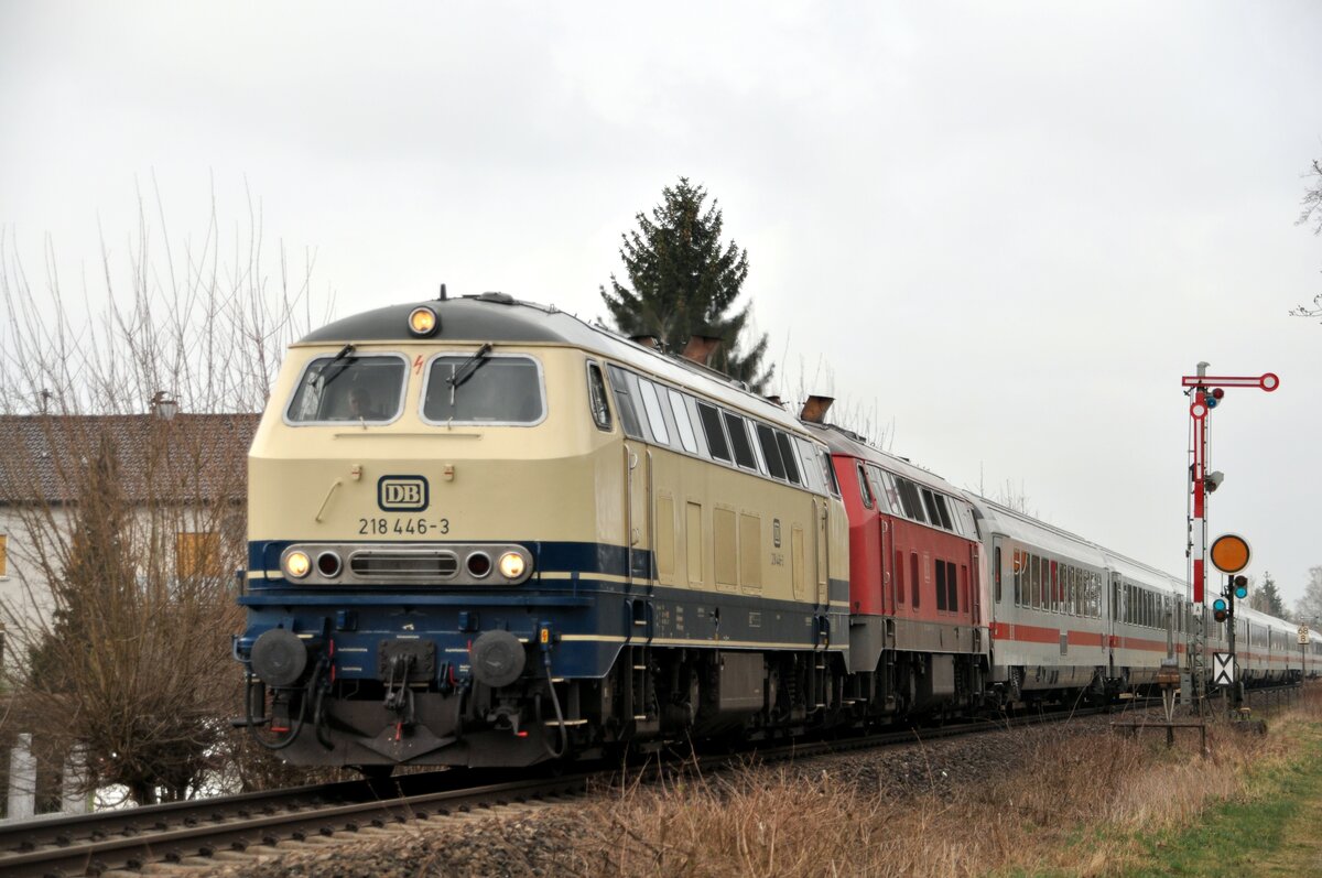 218 446-3 und 218 411-7 mit RE 2013 Allgäu (bis Ulm IC) in Vöhringen am 31.03.2022.