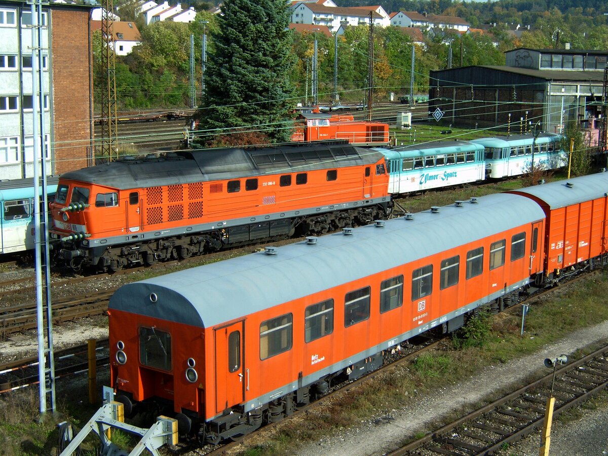 232 096-8 in Ulm, davor steht ein Hilfszug in Bereitschaft am 22.10.2005, dahinter steht der 798 Ulmer Spatz.