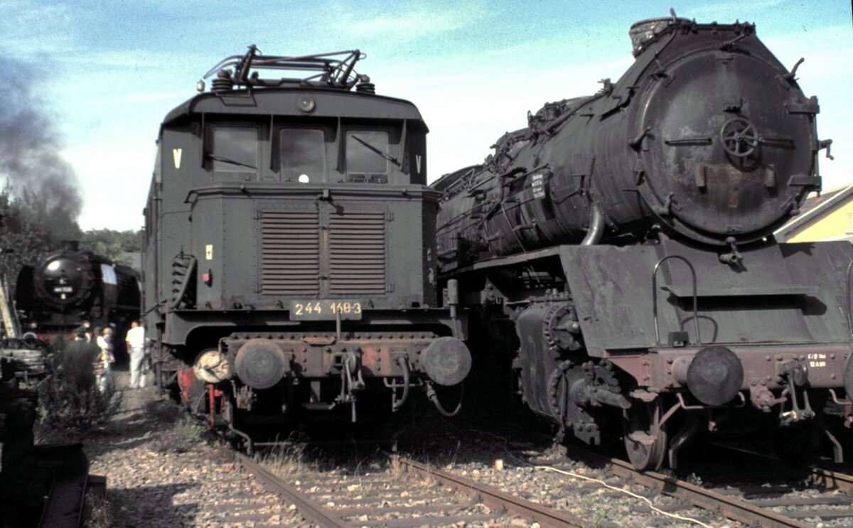244 248-3 und 58 1616 in Hermeskeil im September 1992. 
