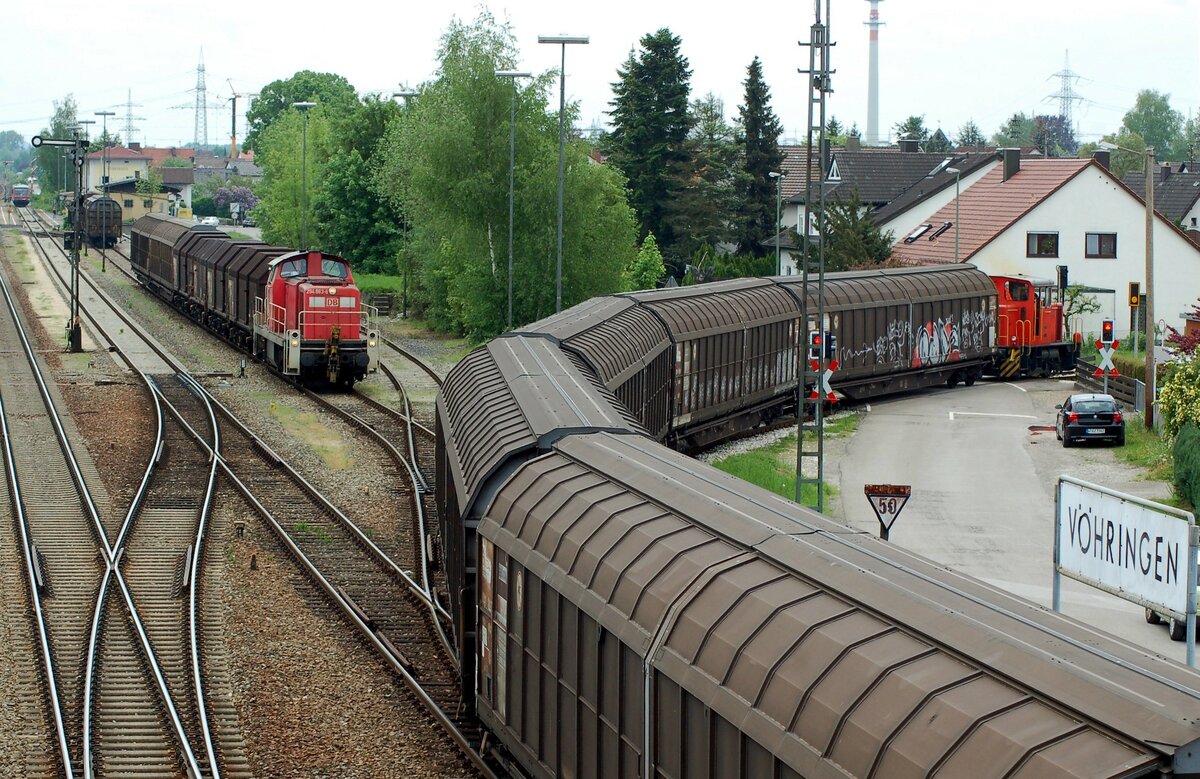 294 863-6 mit Teleskop-Wagen und Wieland-Lok W 511 mit Schiebewandwagen auf dem Weg ins Werk in V�hringen am 11.05.2009.