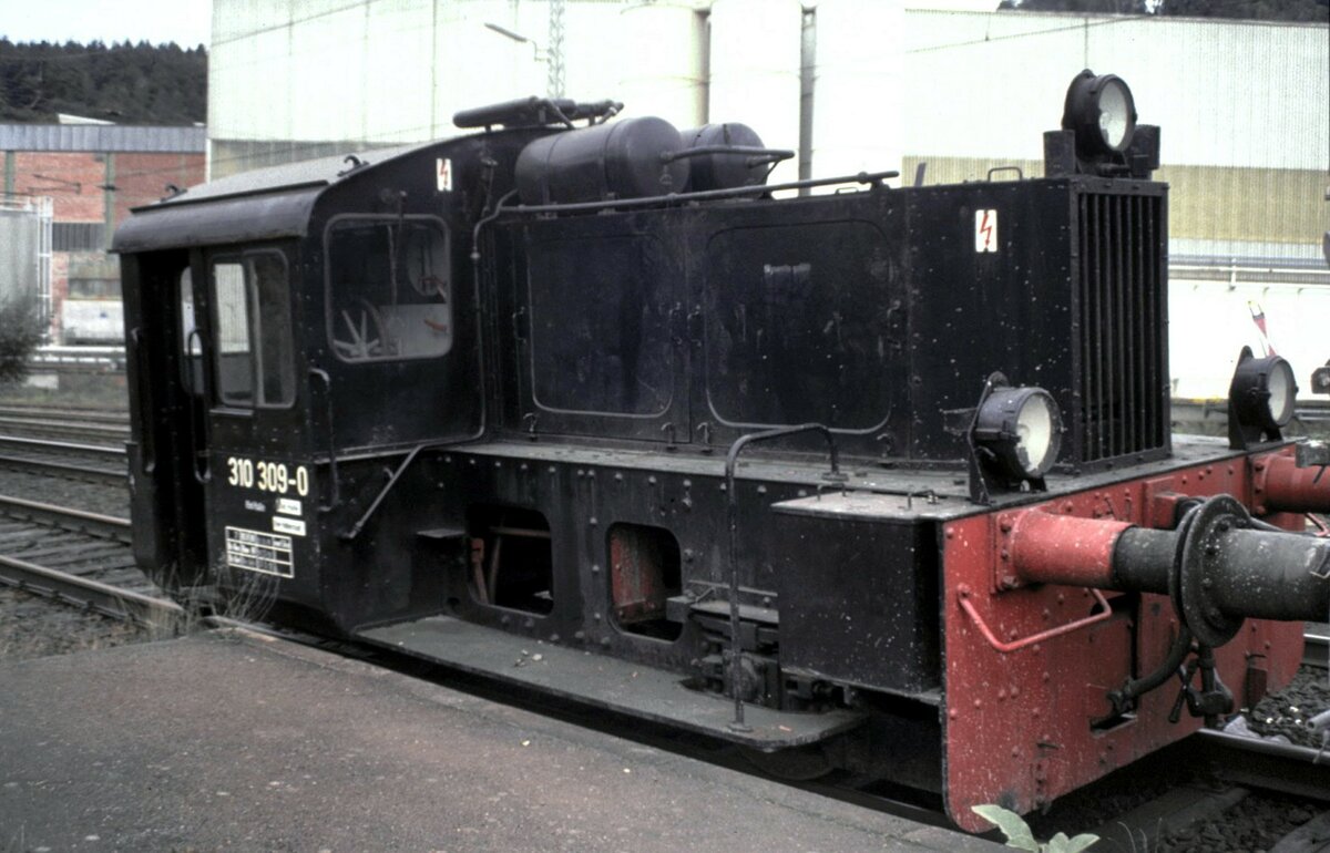 310 309-0 zum Zeitpunkt der Aufnahme im September 1992 von Tunnelbau Greiter GmbH, Saarlouis in Mettlach. Ab 1995 ist die Lok in der Sammlung Bernd Falz Dampflok-Museum Hermeskeil.