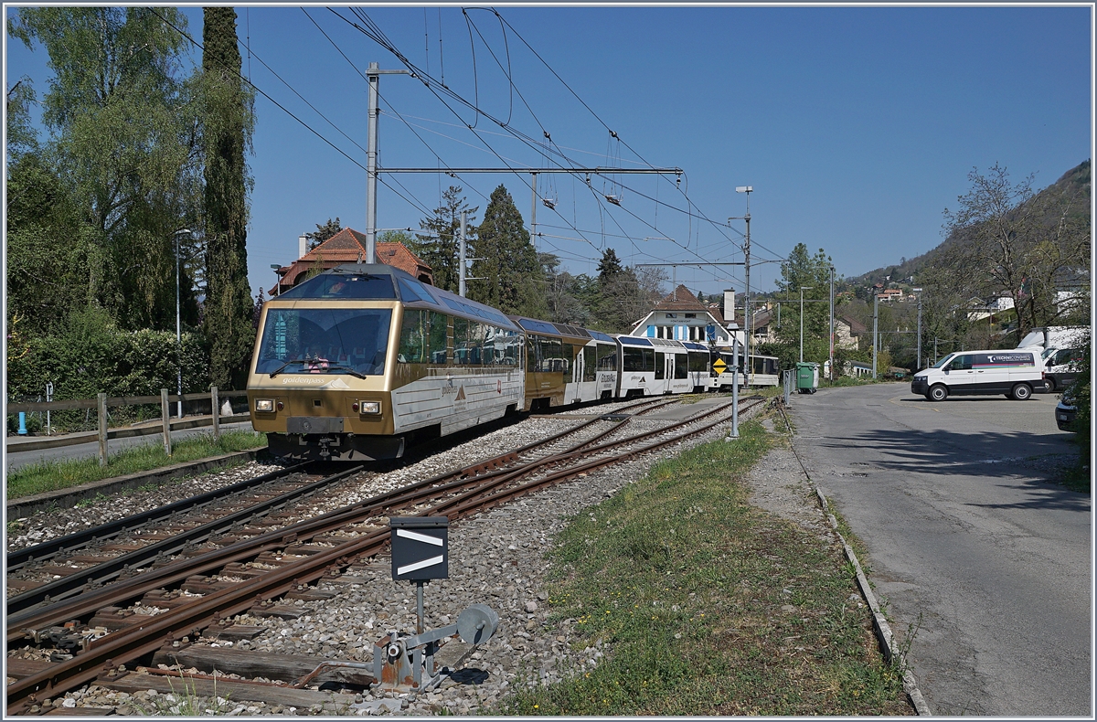35 Jahre später ist einer der beiden Steuerwagen erneut in einem MOB Panoramic Express bei Fontainvent unterwegs. Die Farbgebung hat geändert, wird wohl in Kürze erneut ändern und  der Zug führt nun die Erste und Zweite Klasse. Die Station Fontaivent ist nicht mehr bedient, hat eine neue Fahrleitugsanlage erhalten und die Gleisanlage wurde erstaunlich wenig geändert. 

13. April 2020