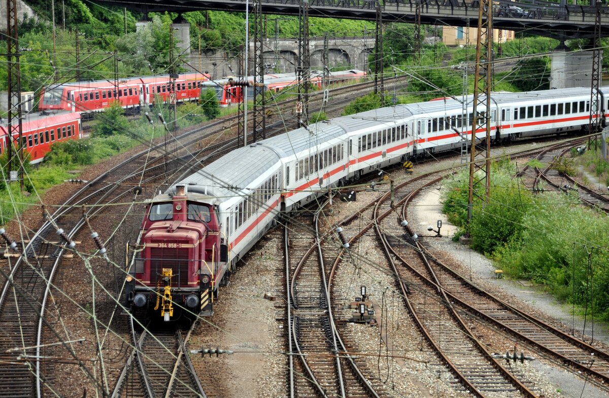 364 858-1 stellt den IC Allgäu 2012 in Ulm bereit, der ausnahmsweise in Ulm statt in Oberstdorf startet, am 09.06.2012.