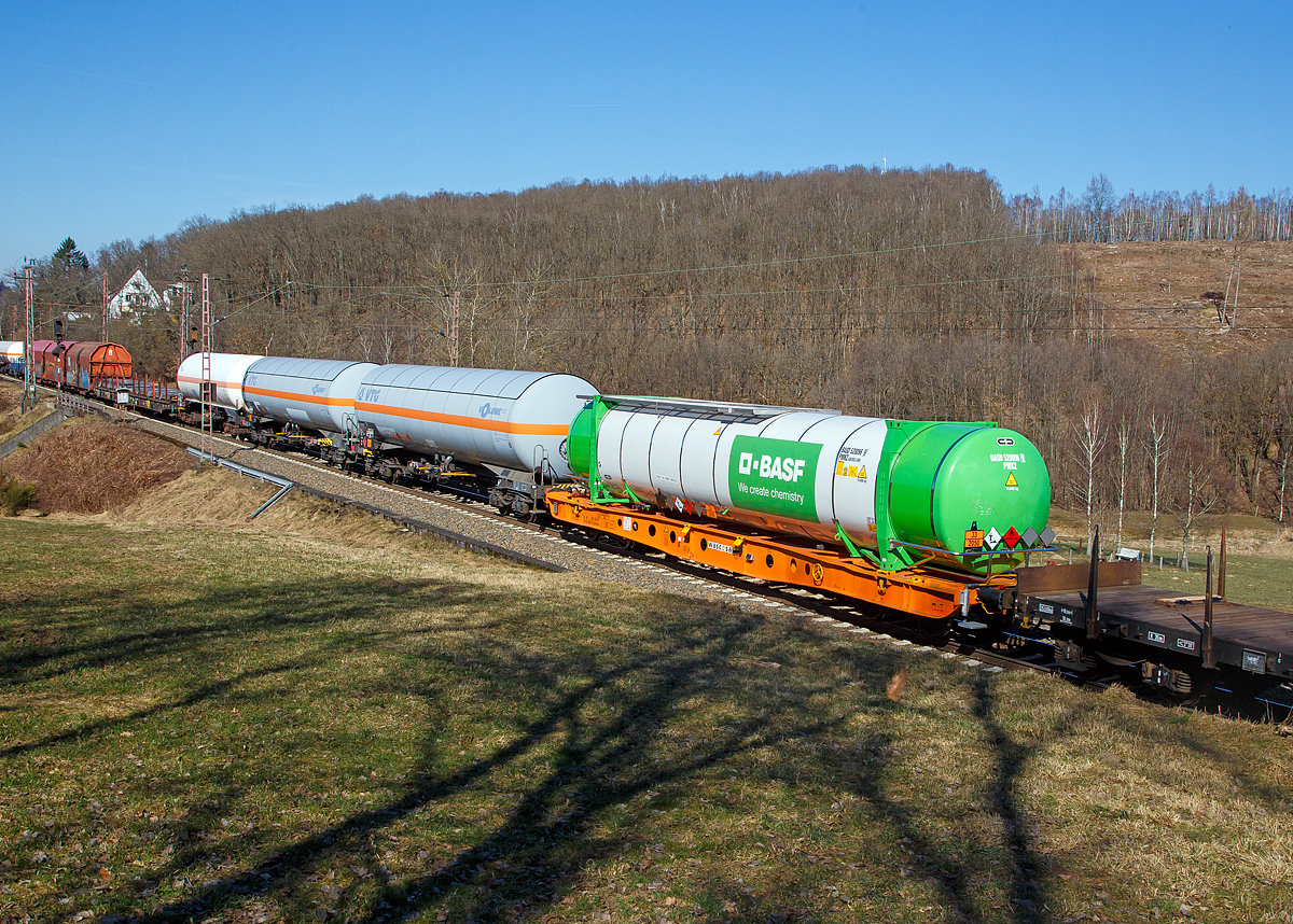 4-achsiger Drehgestell-Containertragwagen 33 85 4505 255-9 CH-WASCO der Gattung Sgmmns 54‘, für den Transport von intermodalen Ladeeinheiten und des Wascosa flex freight systems (Wechselaufbauten), der Wascosa AG am 10.03.2022 bei einer Zugdurchfahrt bei Rudersdorf (Kr. Siegen). Der Wagen ist hier beladen, mit einem belgischen Hersteller Van Holl gebauten, 45’ Tankcontainer der BASF, der laut Gefahrguttafel (33/2050) mit Diisobutylen (Isoocten) beladen ist.

Gebaut wurde der Wagen vom slowakischen Güterwagenhersteller Tatravagónka in Poprad.