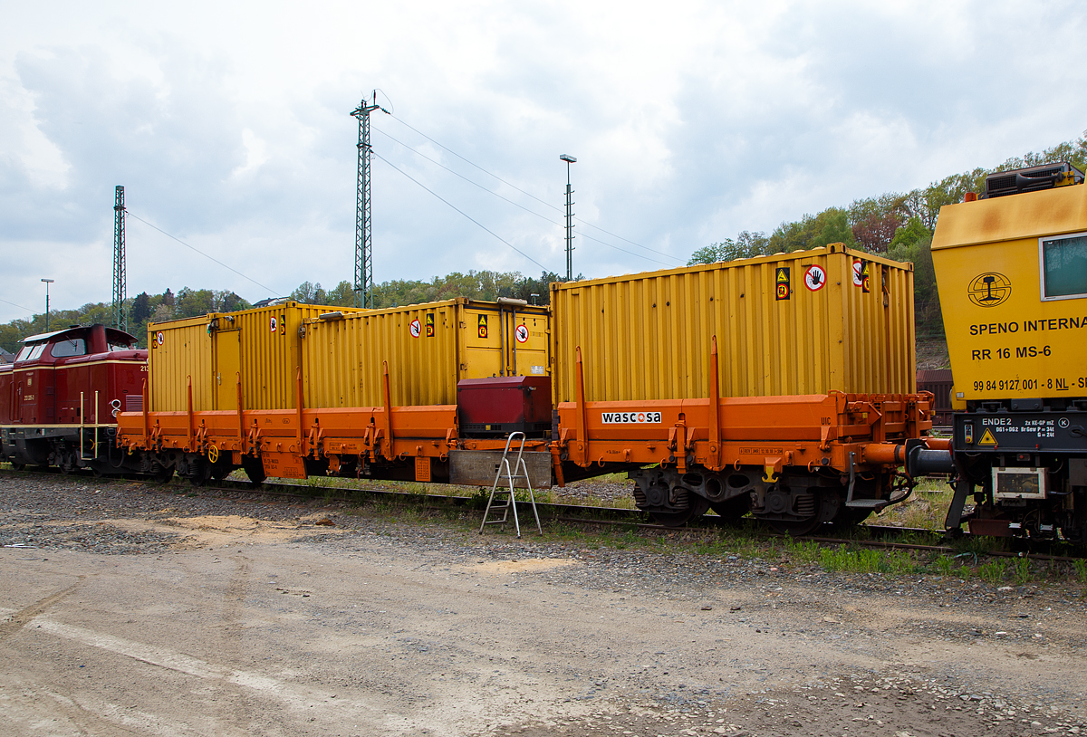 4-achsiger Drehgestellflachwagen mit klappbaren Seitenborden und Rungen, der Wascosa AG, 31 85 3936 163-0 CH-WASCO, der Gattung Res, abgestellt am 29.04.2022 in Betzdorf (Sieg). Hier Schutzwagen zur SPENO Schienenschleifeinheit RR 16 MS-6, beladen mit Werkstatt- und Aufenthaltscontainern.

TECHNISCHE DATEN:
Spurweite: 1.435 mm
Länge über Puffer: 19.900 mm
Drehzapfenabstand: 14.860 mm
Achsabstand im Drehgestell: 1.800 mm
Hersteller Drehgestelle: SIG
Ladebreite: 2.640 mm
Länge der Ladefläche: 18.500 mm
Ladefläche: 49 m²
Höchstgeschwindigkeit: beladen 100 km/h
Eigengewicht: 23.300 kg
Maximale Ladegewicht: 56,7 t (ab Streckenklasse C)
Kleinster bef. Gleisbogenradius: 75 m
Bremse: O-GP-A (mit Cosid 810 bzw. CoFren C810)
Intern. Verwendungsfähigkeit: RIV 