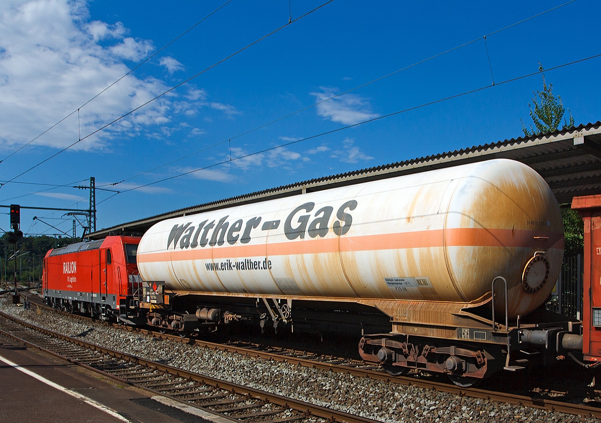 4-achsiger Druckgas-Kesselwagen (110 m3) 7920 704-0 der Gattung Zagkks von Walther - Gas, eingestellt von der Vermietungsfirma Aretz GmbH & Co. Kesselwagen KG (33 RIV 80 D-Aretz 7920 704-0) 

Nutzinhalt: 108650 l
L�nge �ber Puffer: 18,0 m

Die Gefahrguttafel zeigt an: 
Oden die Gefahrenzahl 23: Gas entz�ndbar
Unten die UN-Nummer 1965: Kohlenwasserstoffgas, Propan-Butan Gemische, verfl�ssigt