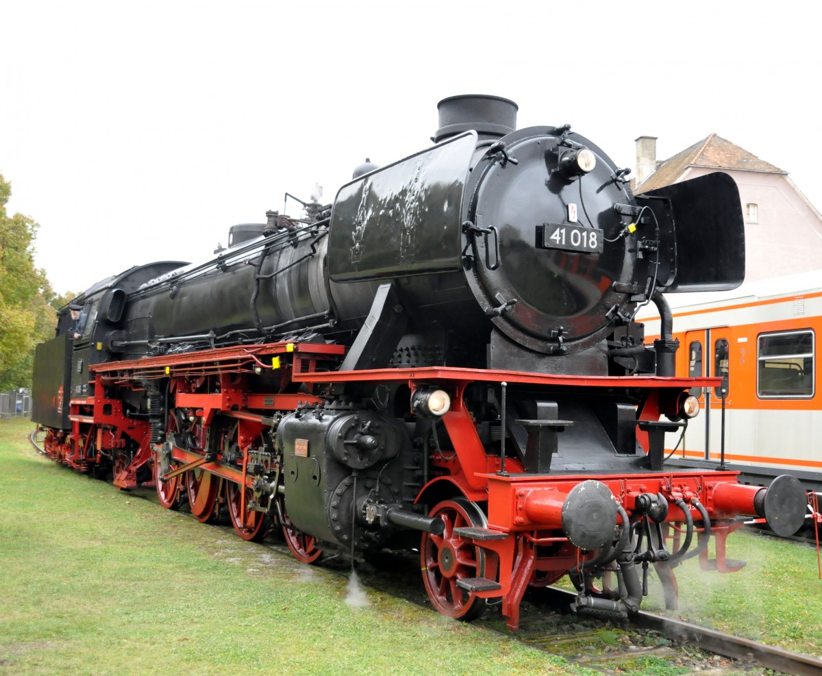 41 018 im Bahnpark Augsburg am 25.10.2009.