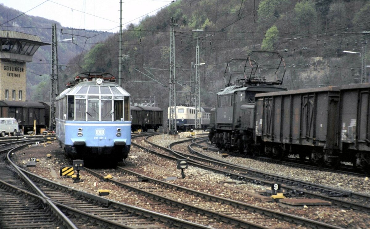 491 001-4 Gläserner Zug und die 193 013-0 gibt Schubhilfe für einen Güterzug auf der Geislinger teige am 08.05.1982. Es war wohl der letzte Einsatztag für eine 193.