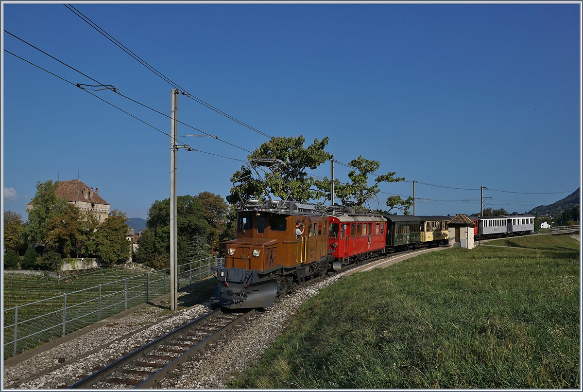 50 Jahre Blonay Chamby - MEGA BERNINA FESTIVAL: Die RhB Ge 4/4 182 an der Spitze dann der RhB ABe 4/4 I 35 vor einem bunten Wagenpark, so zeigte sich der erste Riviera Belle Epoque Zug nach Montreux am Samstag, den 15. Sept. 2018