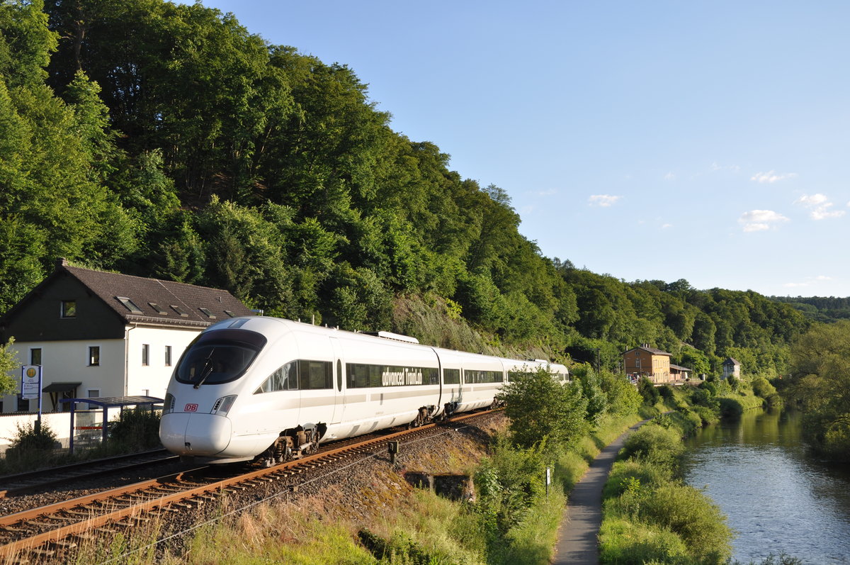 605 017 war am 21.06.2019 als LPFT-T 92005 von Halle-Ammendorf nach Koblenz Lützel unterwegs und fuhr dabei auch durch das motivreiche Lahntal. In Aumenau an der Lahn konnte der Diesel ICE auf der sonst ausschließlich von Regionalzügen befahrenen Strecke von circa 20 Fotografen und mir aufgenommen werden. (Bild 3 von 3)

