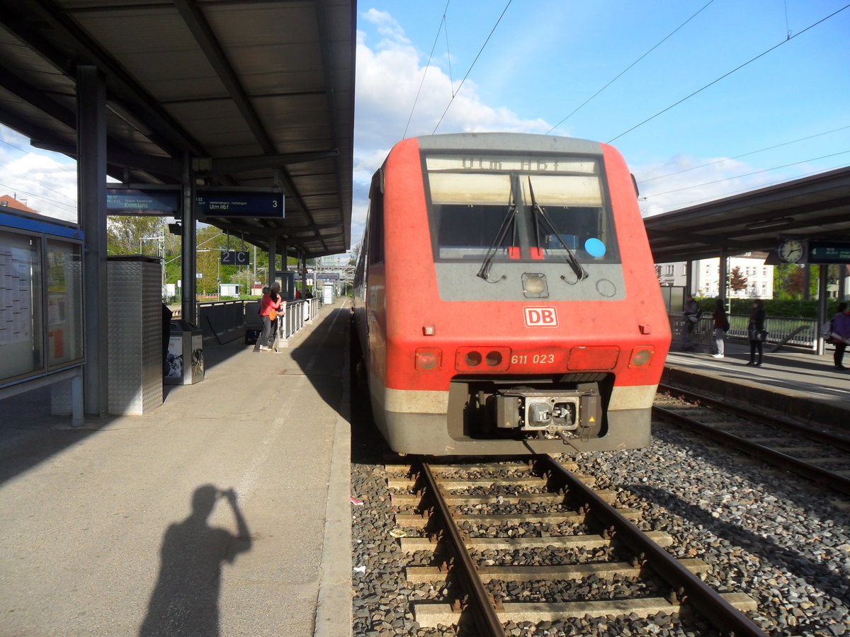 611 023 als Ire 3217 nach Ulm abfahrbereit in Donaueschingen.

April 2016