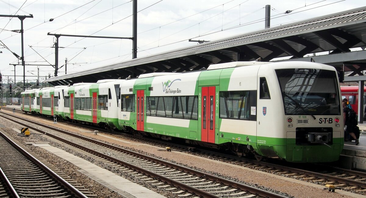 650 508-4 VT 108 der STB und drei weitere Triebwagen im Hbf Erfurt am 26.0.2015.
