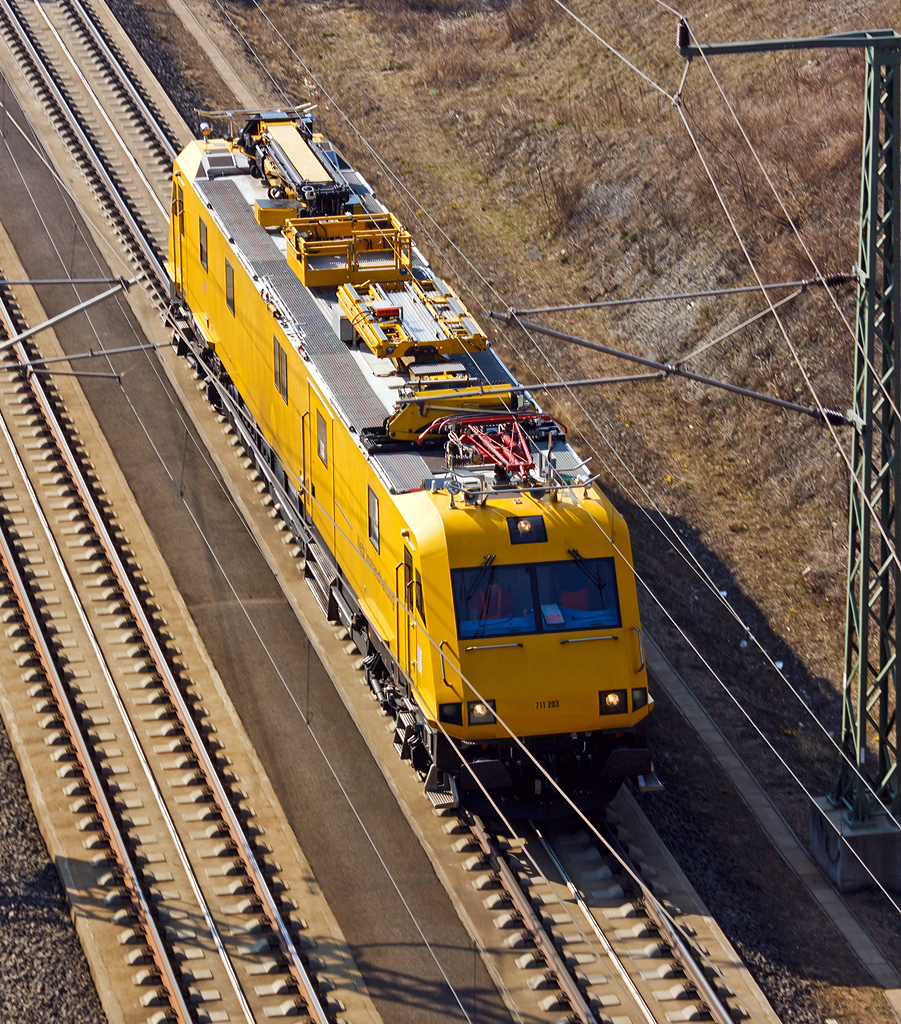 
711 203-0 der DB Netz AG fährt am 07.04.2014 in den Himmelbergtunnel beim ICE-Bahnhof Montabauer ein, zuvor musste er für einen ICE das Gleis frei machen.

Zur neusten Generation an Fahrzeugen für die Durchführung von Instandhaltungs- und Entstörungsarbeiten an Oberleitungsanlagen gehört die von der Deutsche Bahn AG bezeichnete Baureihe 711.2, welche von der Firma ROBEL Bahnbaumaschinen GmbH in Freilassing seit 2009 unter der Bezeichnung IFO 57.44 hergestellt wird.

Im Auftrag der DB hatte die Firma Robel mit dem IFO 57.44 ein vierachsiges Fahrzeug für Reparaturen und Wartung an Oberleitungsanlagen entwickelt, dass auf allen Strecken der DB einsetzbar ist. 

Der Wagenkasten ist zweckmäßig gestaltet und mit Stahlblech verkleidet. An den Fronten finden sich unter der Verkleidung der Fahrzeugköpfe, die an moderne Elektrolokomotiven angelehnt sind, stabile Schweißkonstruktionen zur Aufnahme der bei einem Unfall freiwerdenden Kräfte.

Der Antrieb erfolgt durch zwei Dieselmotoren der Bauart TCD 2015 V08 von Deutz mit jeweils 340 kW, die jeweils mittels eines hydraulischen Getriebes (Voith Turbogetriebe T 212 bre),    auf beide Achsen (mit je einem Voith Radsatzgetriebe SK-525) eines Drehgestells wirken. Lassen es die Streckenverhältnisse zu oder kommt es zu Störungen, kann auch mit nur einer Antriebsanlage gefahren werden. Für die Arbeitsfahrt (bei den Montage- und Wartungsarbeiten) ist an einem Drehgestell ein hydrostatischer Antrieb installiert, der durch einen der beiden Haupt-Dieselmotoren angetrieben wird. Dieser erlaubt eine Fahrt im Geschwindigkeitsbereich von 0 bis 10 km/h. Die Höchstgeschwindigkeit beträgt 140 km/h (Technisch möglich 155 km/h), was vor allem für die schnelle Beseitigung von Störungen nötig ist. Bei einer Fahrt mit 100  km/h kann das Fahrzeug eine Anhängelast von 150 t befördern und ist hierzu mit einer Schraubenkupplung ausgerüstet.

Das Fahrzeug besitzt zwei Endführerstände mit jeweils zwei Plätzen. Über ein Monitorsystem können die Fahrzeuglängsseiten beobachtet werden. Eine weitere Kamera ist auf die Oberleitung und den Mess-Stromabnehmer gerichtet, wobei die Bilder zur späteren Dokumentation aufgezeichnet werden können. An die Führerstände schließen sich Sozial- und Arbeitsräume an. So ist beispielsweise für längere Einsätze eine vollwertige Küchenzeile mit Kühlschrank, Mikrowelle und Kaffeemaschine eingebaut worden. Ebenfalls vorhanden ist eine Nasszelle, deren Abwässer über einen Bioreaktor aufbereitet und erst dann gereinigt in das Gleis abgegeben werden. Mittelpunkt des Fahrzeugs ist der Arbeits- und Werkstattraum, der von außen über die beidseitigen 1.510 mm breiten Türen erreichbar ist. Auf beiden Seiten befinden sich ausschwenkbare Hebevorrichtungen für Lasten bis zu 250 kg. 

Auf dem Dach befinden sich zwei Hubarbeitsbühnen, je eine vom Typ PA 95 und eine vom Typ PA 360 der Firma Palfinger. Die PA 95 ist vorrangig für Arbeiten am Fahrdraht bis zu einer Höhe von 9 m über Schienenoberkante gedacht, während mit der PA 360 bis zu einer Arbeitshöhe von 21 m auch das Kettenwerk und Mastspitzen erreicht werden können. Auch ein Absenken der Bühne neben dem Fahrzeug ist möglich, um beispielsweise Geräte und/oder Material aus dem Werkstattwagen direkt in die Bühne umzuladen.

Von diesem modernen Fahrzeug hatte die Deutsche Bahn AG ursprünglich acht Fahrzeuge dieser Bauart bestellt, die bis zum Sommer 2011 ausgeliefert wurden. Sie kommen im gesamten deutschen Streckennetz zum Einsatz und ersetzen die über 30 Jahre alten Turmtriebwagen der DB-Baureihe 704. Ab Februar 2014 wurden nach einem Folgeauftrag vier weitere Fahrzeuge ausgeliefert.

Das Fahrzeug ist in dieser Ausführung speziell für die Belange der Deutschen Bahn AG konstruiert worden, kann aber bei Bedarf auch für andere interessierte Bahnunternehmen auf deren spezifische Anforderungen angepasst werden.

TECHNISCHE DATEN:
Hersteller: ROBEL Bahnbaumaschinen GmbH, Freilassing
Fabriknummer: 57.44-003
Baujahr: 2010
NVR-Nummer:  99 80 9136 003-7 D-DB
EBA-Nummer: EBA 07H07A003
Spurweite: 1.435 mm (Normalspur)
Achsformel:  B'B'
Länge über Puffer:  24.500 mm
Drehzapfenabstand: 17.000 mm
Achsabstand im Drehgestell: 2.500 mm
Eigengewicht:  76 t
Höchstgeschwindigkeit:  140 km/h (Technisch möglich 155 km/h)
Tankinhalt:  2×750 l
Kraftübertragung:  hydrodynamisch (Streckenfahrt) hydrostatisch (Arbeitsfahrt)
Zuladung  5 t

Motordaten:
Deutz - wassergekühlter-V8-Dieselmotor mit Turboaufladung, Ladeluftkühlung und Vierventiltechnik. Motor in V-Ausführung im Winkel von 90°, er hat ein elektronisches, über Magnet-Ventile gesteuertes Einspritzsystem.
Motortyp: TCD 2015 V08
Zylinderzahl: 8
Bohrung/Hub: 132 / 145 mm
Hubvolumen: 15,9 l
Verdichtungsverhältnis: 17,5:1
Nenndrehzahl: 1800 min-1 
Leistung: 480 kW (652 PS)
Max. Drehmoment: 2.890 Nm
Niedrigste Leerlaufdrehzahl:  600 min-1
Motorgewicht: 1.245 kg

Getriebe für Streckenfahrt (2 Stück):
Voith Turbogetriebe T 212 bre 

Das Turbogetriebe ist ein 3-Gang-Getriebe mit einem Drehmomentwandler, zwei Strömungskupplungen, einer integrierten hydrodynamischen Bremse und mechanischem Wendeteil. Zusätzlich ist eine Voith-Federkupplung an das Schwungrad des Dieselmotors angeflanscht.

Bei Traktion erfolgen die Gangwechsel automatisch ohne Zugkraftunterbrechung weich, stoß- und verschleißfrei durch    Füllen und Entleeren der Kreisläufe. Die dynamische Bremse ermöglicht verschleißfreies Bremsen, kurzzeitig bis 450 kW Bremsleistung.

Die Kraftübertragung vom Turbogetriebe erfolgt über Gelenkwellen auf Voith Radsatzgetriebe SK-525 (1 Stück/Achse = 4 Stück) und somit auf die Achse.

