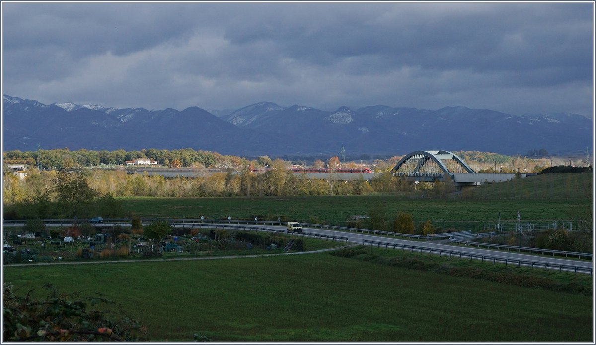 71.8 Kilometer von 78 Kilometer verlaufen in Tunneln. Die Rede ist von der Schnellfahrstrecke Bolgogna - Firenze; so ist etwas kurios, dass ich meine Idee, ein  schnellen Zug  in voller Fahrt zu fotografieren gerade hier verwirklicht habe. Das Bild zeigt einen FS ETR 400 welcher zwischen zwei Tunnels die 641 m lange Brücke Piana della Sieve befährt.
14. Nov. 2017