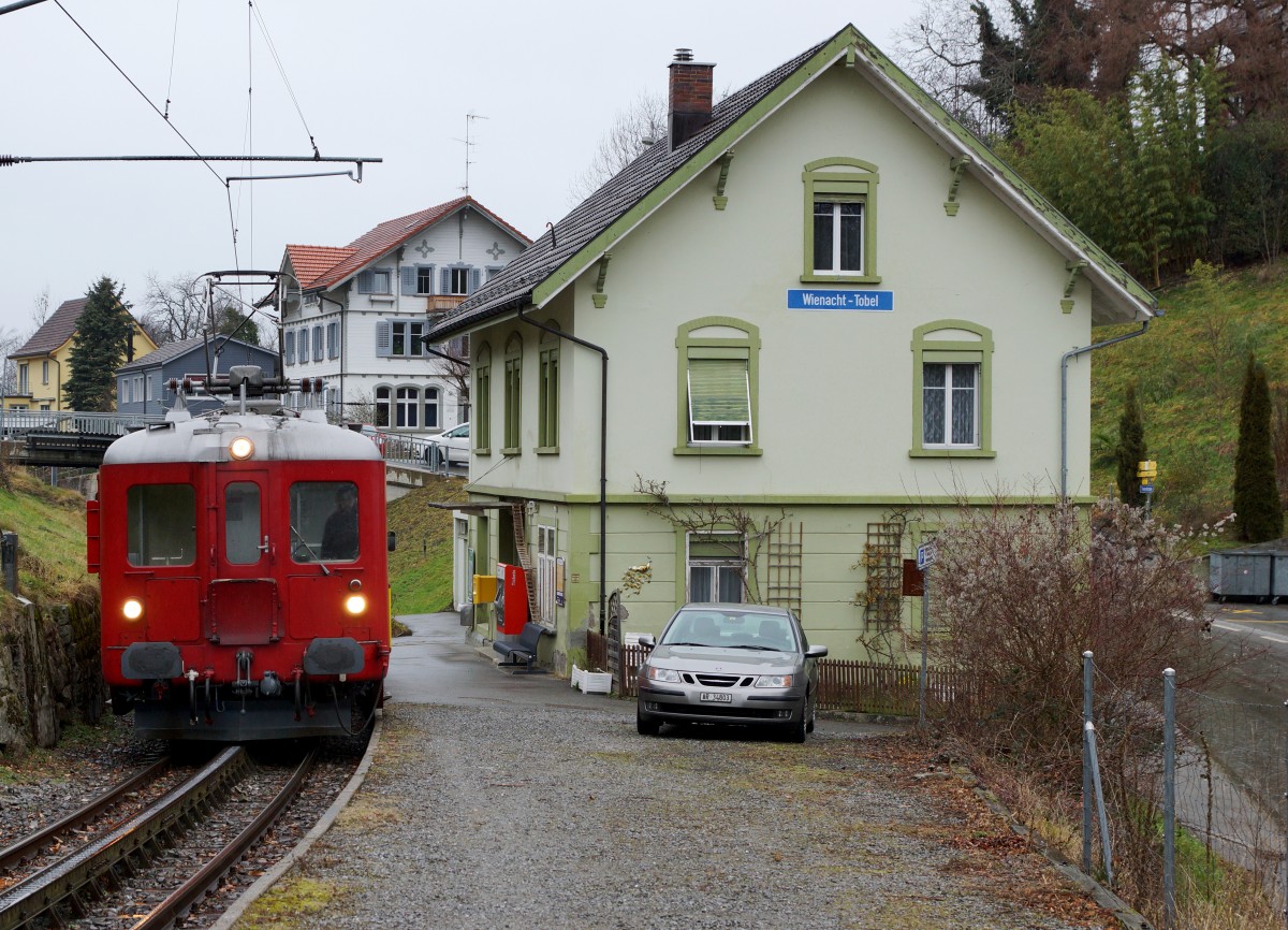 AB/RHB: S 25 mit dem ABDeh 2/4 24 (1953) bei einem Zwischenhalt in Wienacht Tobel am 31. Dezember 2015.
Foto: Walter Ruetsch