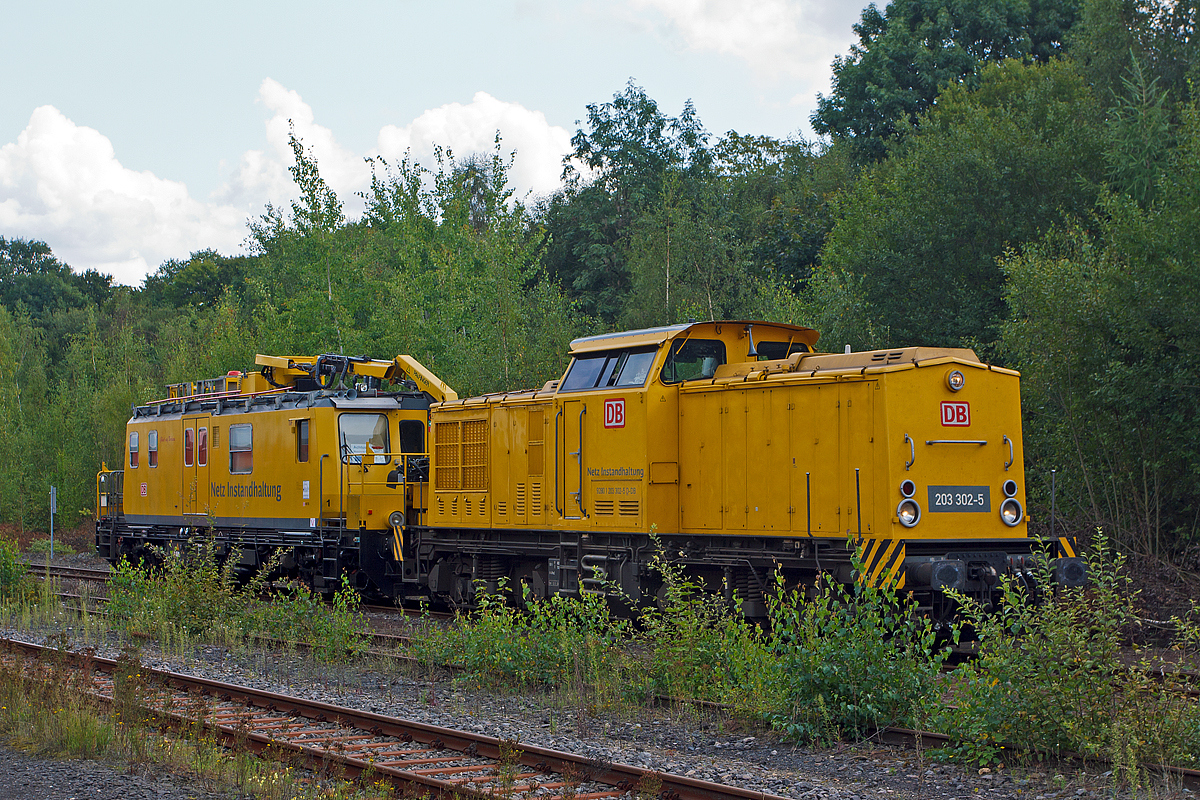 
Als ich heute (21.08.2014) von Betzdorf im Bf Herdorf wieder ankam, war ich sehr überrascht was da auf Freiefahrt wartete....
Die 203 302-5 (92 80 1203 302-5 D-DB, ex DR 202 555-9, ex DR 112 555-8, ex DR 110 555-0) mit dem Tunnelinstandhaltungsfahrzeug (TIF) 705 001-6 , beide der DB Netz AG. Das Tunnelinstandhaltungsfahrzeug ist übrigens das einzige Fahrzeug dieser Baureihe. 

