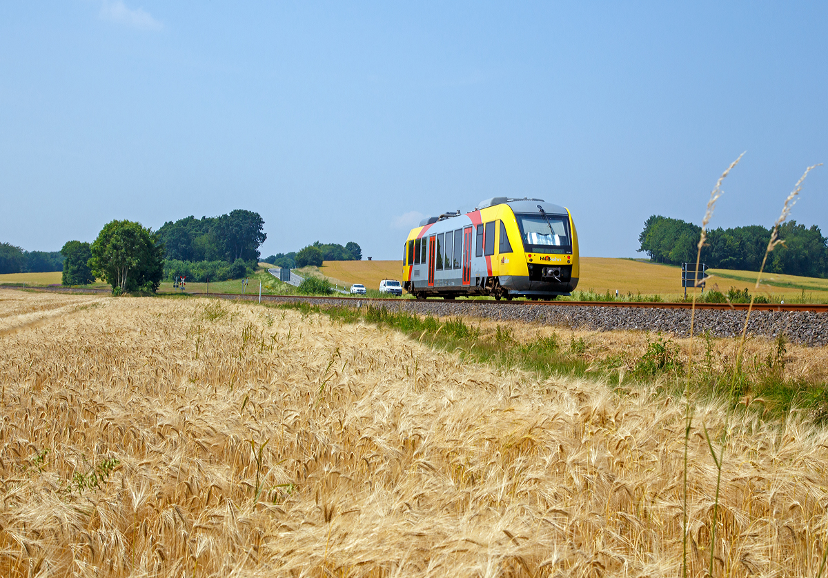 
Als Nachschuß - Der VT 207 ABp (95 80 0640 107-8 D-HEB)  ein Alstom Coradia LINT 27 der HLB (Hessische Landesbahn), ex VT 207 der vectus, fährt als RB 90   Oberwesterwaldbahn  die Verbindung Limburg(Lahn) - Westerburg - Hachenburg - Altenkirchen - Au (Sieg). Hier am 03.07.2015 zwischen Hachenburg und Ingelbach, auf der KBS 461  Oberwesterwaldbahn . 

Der Treibwagen wurde 2004 von Alstom in Salzgitter unter der Fabriknummer 1187-007 für die vectus Verkehrsgesellschaft mbH gebaut, mit dem Fahrplanwechsel am 14.12.2014 wurden alle Fahrzeuge der vectus nun Eigentum der HLB.
