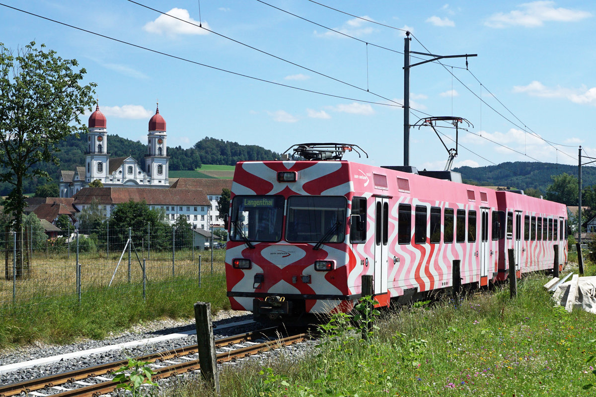 ALTES BIPPERLISI NACH WIE VOR UNENTBEHRLICH. Wegen dem verunfallten und sehr stark beschädigten SOBA-STAR Be 4/8 114 musste kurzfristig für den Betrieb auf der kurzen Zweigstrecke Langenthal-St. Urban Ziegelei der Be 4/4 103, ehemals SZB, BTI einspringen. Wegen grossen und mehreren Baustellen an der Strecke Solothurn-Niederbipp mit Bahnersatz wurden die Fahrzeuge unüblich stationiert. Das Schwesterfahrzeug, der Be 4/4 104 wurde aus diesem Grund im Depot Wiedlisbach als eiserne Reserve abgestellt. Ab dem 14. Juli 2020 pendelt dadurch der Oldtimer mit Baujahr 1970 als Solotriebwagen zwischen Langenthal und St. Urban hin und her. Infolge Überforderung, er ist schliesslich nicht mehr der Jüngste, musste am 18. Juli 2020 der Be 4/4 103 kurzfristig durch den im November 2013 von der Frauenfeld-Wil-Bahn/FWB übernommenen Pendelzug Bt 12 und Be 4/4 14 ausgewechselt werden.
Foto: Walter Ruetsch