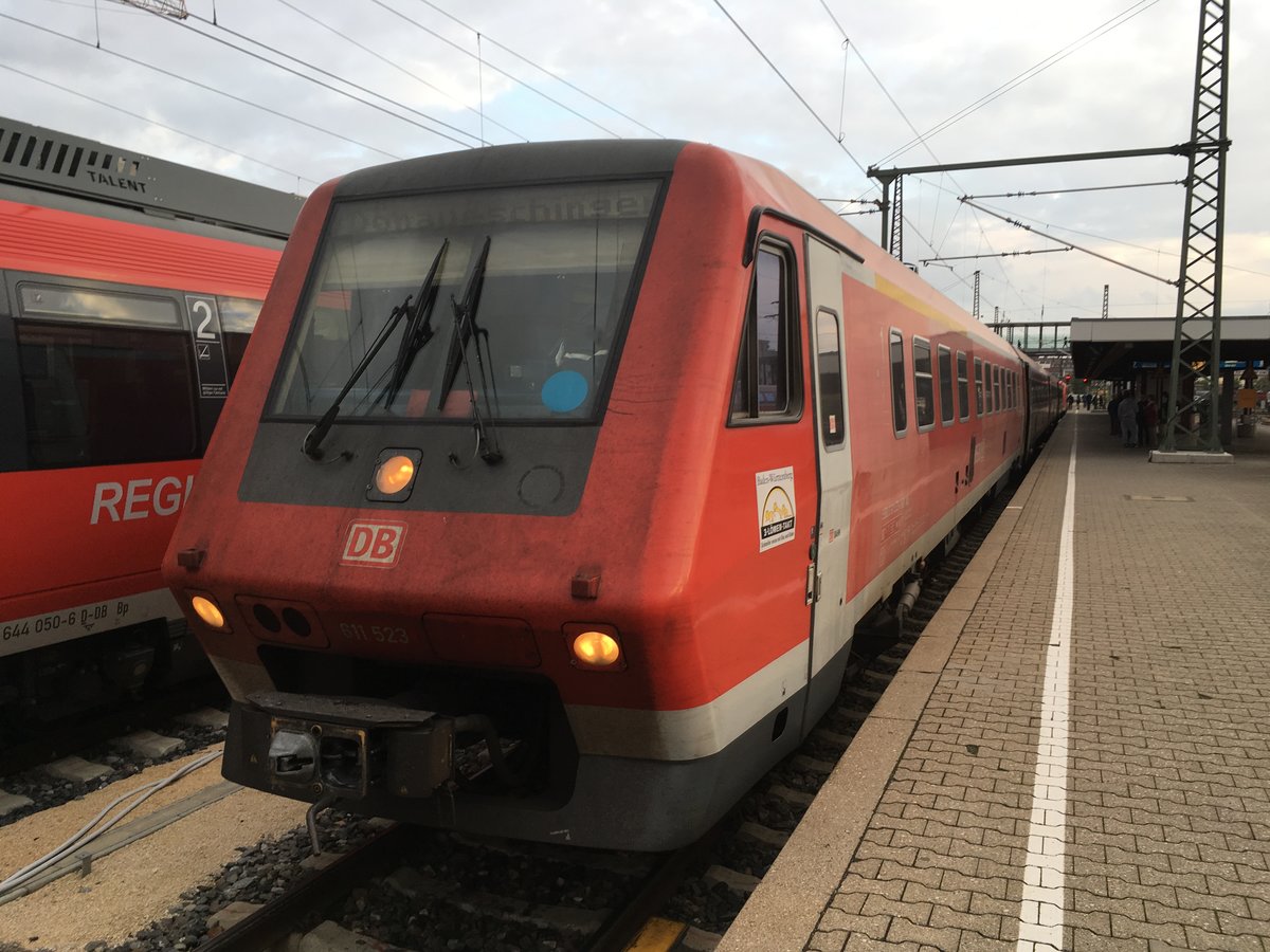 Am 08.10.16 war der 611 023 zusammen mit dem 611 015 noch unbeschadet in ulm hbf gestanden um den Ire 3216 nach Neustadt (Schwarzw) zu fahren.

Doch inzwischen sieht er leider nicht mehr so aus wie auf dem Bild...
... denn  am 21.10.16 kollidierte er in der nähe von Königsbronn  an einem Bahnübergang mit einem Lkw und ist dadurch vorallem im Front Bereich schwer Beschädigt worden.