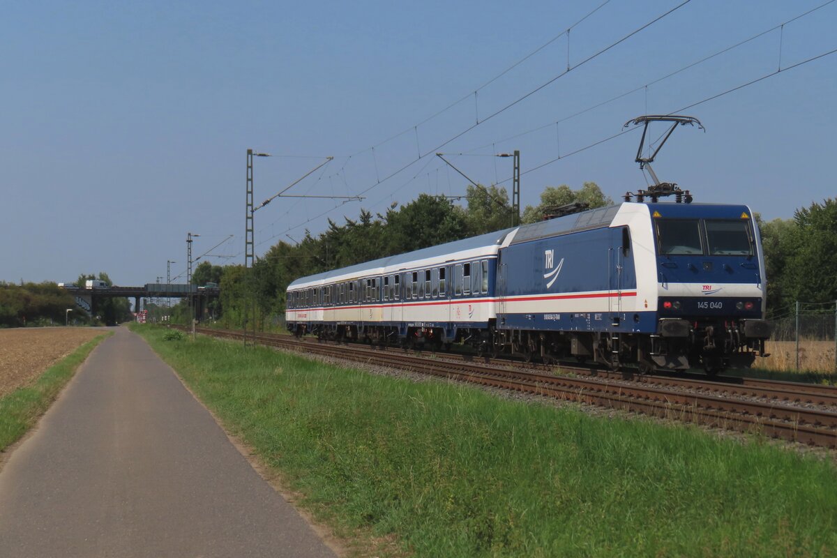 Am 12 Augustus 2025 wird TRI 145 040 mit der RB37 beim Passage von Kaarst Broicherseite vom offenbarer Weg fotografiert.