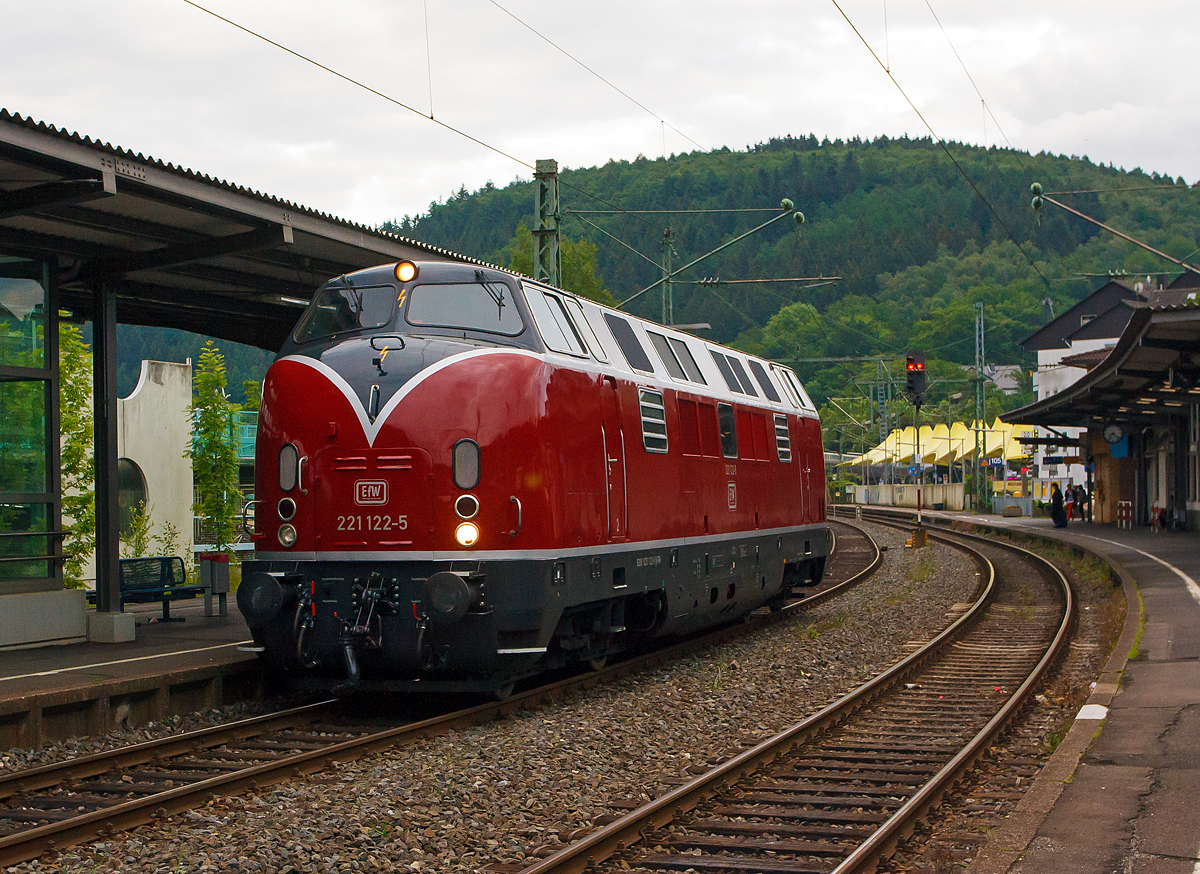 
Am 16.06.2012 gegen 20:20 Uhr kam mir überraschend eine Schönheit im Bahnhof Betzdorf (Sieg) vor die Linse, die 221 122-5 der EfW-Verkehrsgesellschaft mbH (92 80 1221 122-5 D-EFW), ex OSE A 420, ex DB V200 122.

Die V 200.1 wurde 1964 unter der Fabrik-Nr. 19242 (wie alle V200.1) bei Krauss-Maffei gebaut und als V200 122 an die DB geliefert. Am 01.01.1968 wurde sie zur DB 221 122-5 umgezeichnet und fuhr so bis 1987. Wie einige V 200.1 wurde sie 1989 nach Griechenland verkauft.  So war sie von 1989 bis 2002 als A 420 bei der OSE - Organismos Sidirodromon Ellados in Griechenland, bis sie 2002 von der PEG - Prignitzer Eisenbahn GmbH gekauft wurde. 

Die Baureihe V 200.1 ist eine Weiterentwicklung der Baureihe V 200.0, zu der Krauss-Maffei 1960 den Auftrag erhalten hat. Von der Baureihe V 200.0 unterscheidet sich die V 200.1 im Wesentlichen durch die stärkeren Antriebsmotoren von 2 × 1350 PS (990 kW) gegenüber 2 × 1100 PS bei der V 200.0. Diese wurden notwendig, da durch das gestiegene Verkehrsaufkommen die Züge länger und schwerer geworden waren. Dadurch kamen die Lokomotiven der Baureihe V 200.0 an ihre Leistungsgrenzen, was nicht selten zu Verspätungen führte. Das höhere Gewicht der neuen Motoren wurde zum Teil durch den Einsatz von Leichtbaustoffen und die Verwendung eines leichteren Kessels für die Dampfheizung wieder ausgeglichen.

TECHNISCHE DATEN:
Spurweite: 1.435 mm
Achsformel:  B’B’
Länge über Puffer:  18.440 mm
Höhe: 4.269 mm
Breite: 3.082 mm
Gesamtachsabstand: 14.700 mm
Drehzapfenabstand:  11.500 mm
Treibraddruchmesser: 950 mm
Dienstgewicht:  78  t
Anfahrzugkraft: 235 kN
Radsatzfahrmasse:  20.25 t
Zul. Höchstgeschwindigkeit:  140 km/h

Motoren (2 Stück):
Art: MTU V12-Zylinder-Dieselmotoren 
Typ: MTU MB 835
Leistung: 990 kW (1.350 PS)

Leistungsübertragung:  hydraulisch
Getriebe: Maybach-Mekydo 4-Ganggetriebe mit hydraulischem Wandler
Zugheizung: Dampf