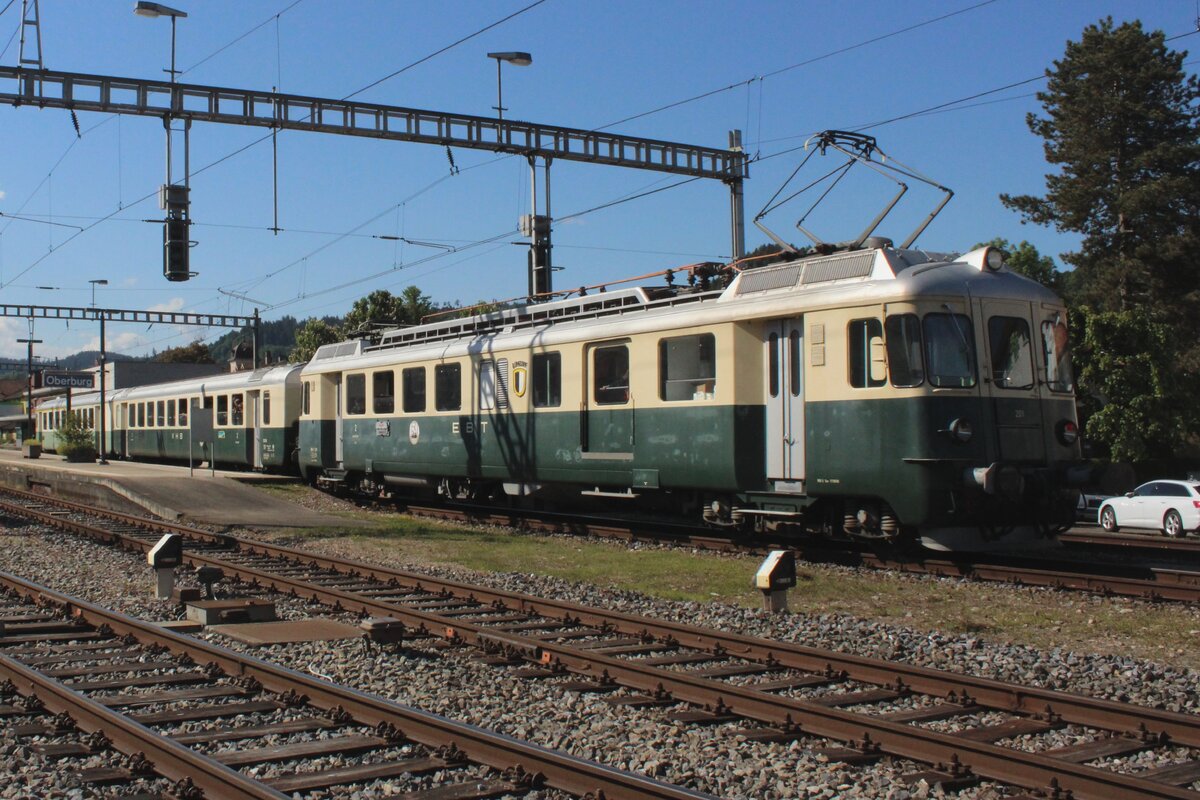 Am 17 Mai 2025 treft EBT 576 201 schiebend in Oberburg ein am Anfang von das Spektakel  150 Jahre Emmentalbahn  und wird vom offenbarer Platz fotografiert.