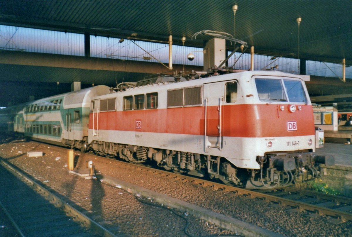 Am 18 Juli 1998 steht 111 146 -noch in S-Bahn Lackierung-  in Düsseldorf Hbf. 