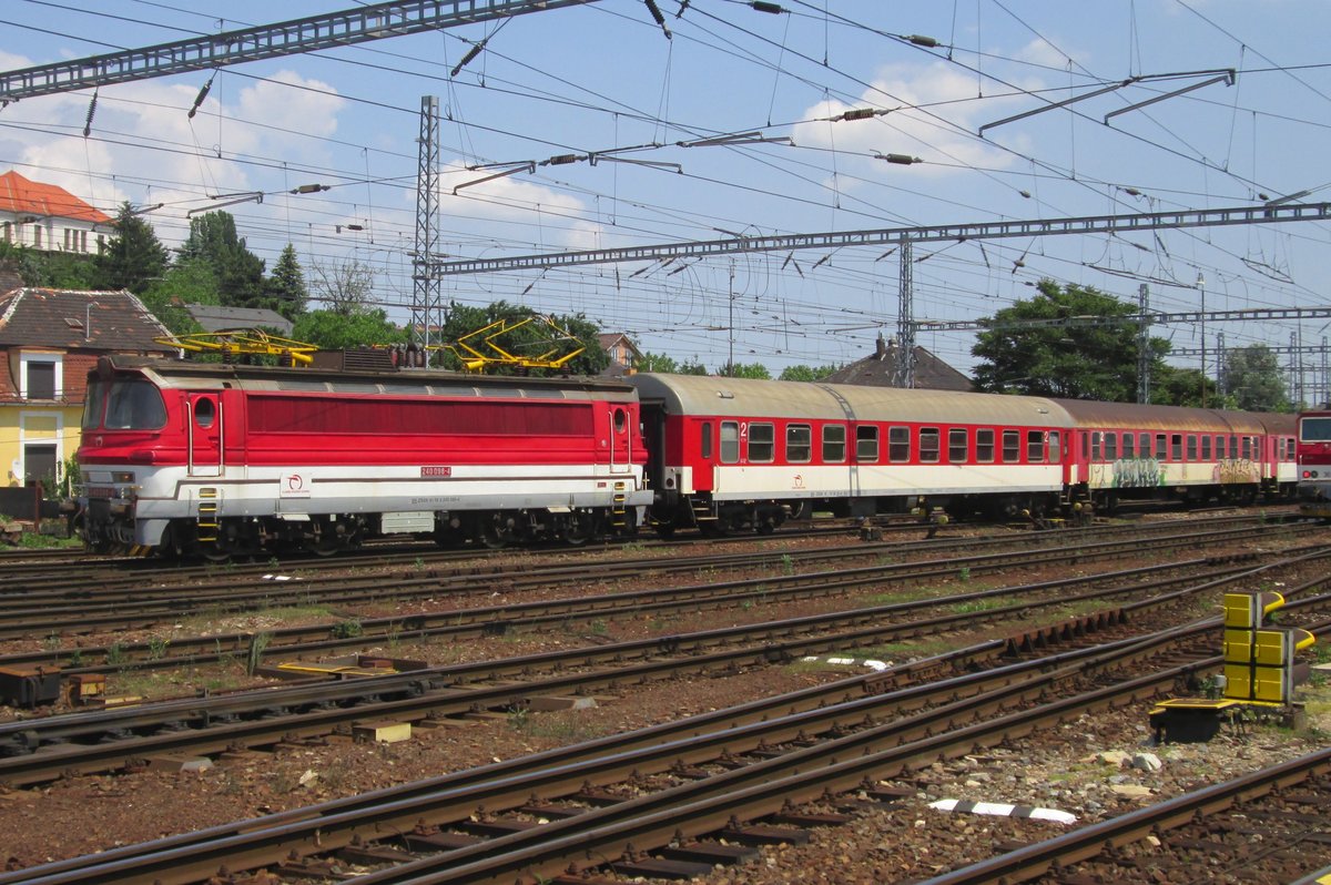 Am 2 Juni 2015 treft 240 098 mit ein Regionalbahn aus Galanta in Bratislava hl.st. ein.