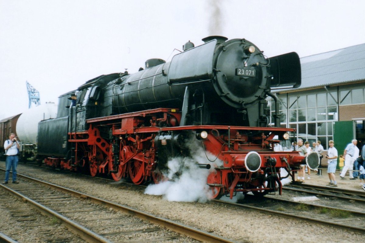 Am 2 September 2001 dampft 23 071 mit ein Fotoguterzug in Beekbergen bei der VSM. Ein Witz, weil die DB 23er haben beinahe niet Guterzugen in Normalsienst gezogen. 