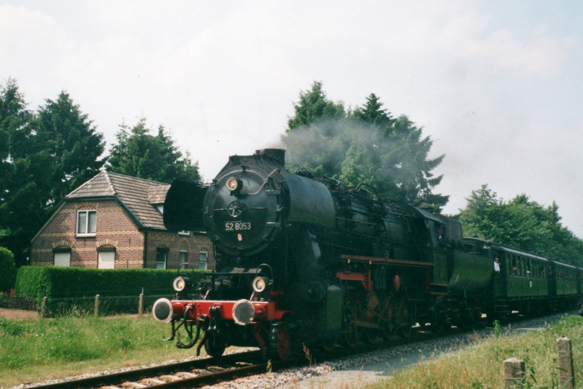 Am 2 September 2001 treft 52 8053 mit ein Dampfzug in Beekbergen ein. 