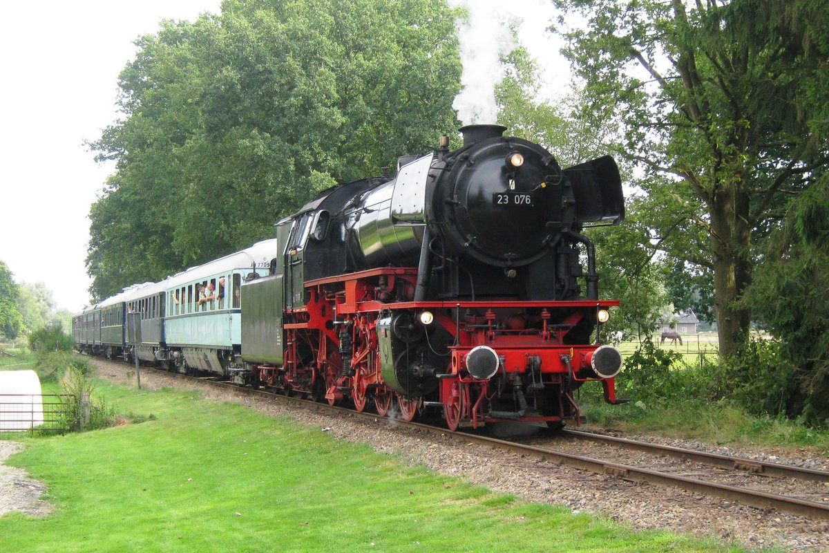 Am 2 September 2012 treft 23 076 mit ein Sonderzug in Loenen ein. 