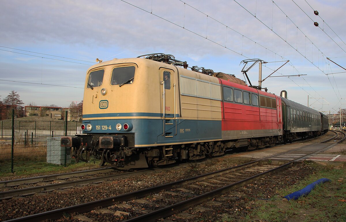 Am 20 Dezember 2025 zieht KonRail 151 129 ein Sonderzug nach Bonn durch Venlo-Vierpaardjes und wird vom offenbarer Radwqeg fotografiert.