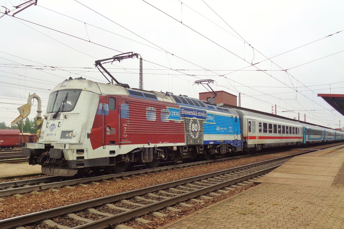 Am 20 September 2018 steht Werbelok 380 013 in Pardubice hl.n. mit EC 'HUNGARIA' nach Budapest über Bratislava.