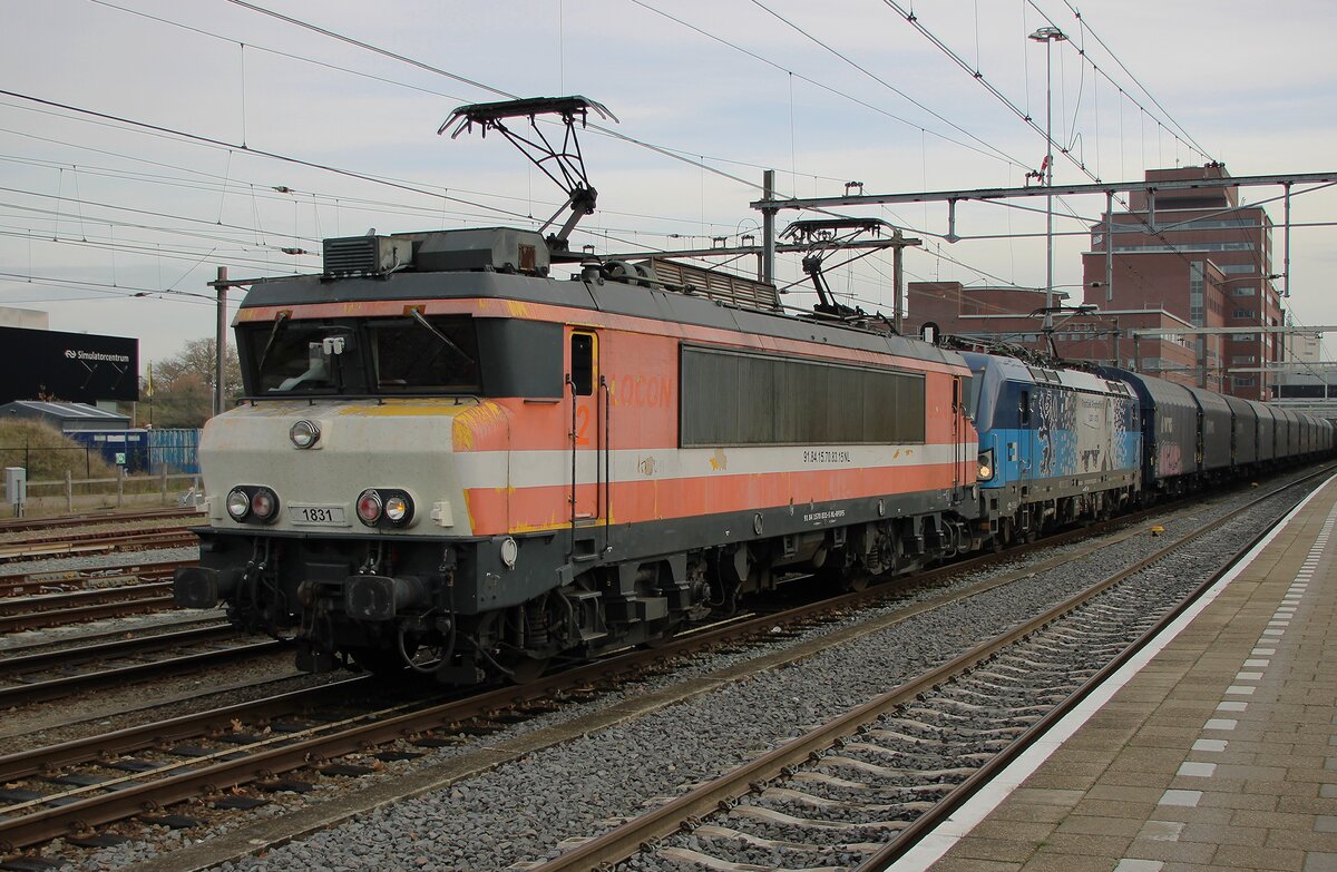 Am 22 November 2025 hat CD Cargo 383 015 keine Lust mehr weiter zu fahren von Bad Bentheim in die Niederlande und wurde ab Bad Bentheim RFO 1831 in Vorspann ein gesetzt bis Amersfoort. Während der Standartpause in Amersfoort für aus Bad Bentheim kommende Güterzüge wird versucht die 383 015 (hier als 2. Lok) wieder auf zu starten. Hier hat die CD Cargo Vectron gerade den Stromabnehmer gehoben und funktioniert wieder, so das die 1831 vom Zug gehen kann. Am 12.Dezember wurde die 1831 endlich von Neulackierung gesehen und gleich in 1931 umgenummerd.