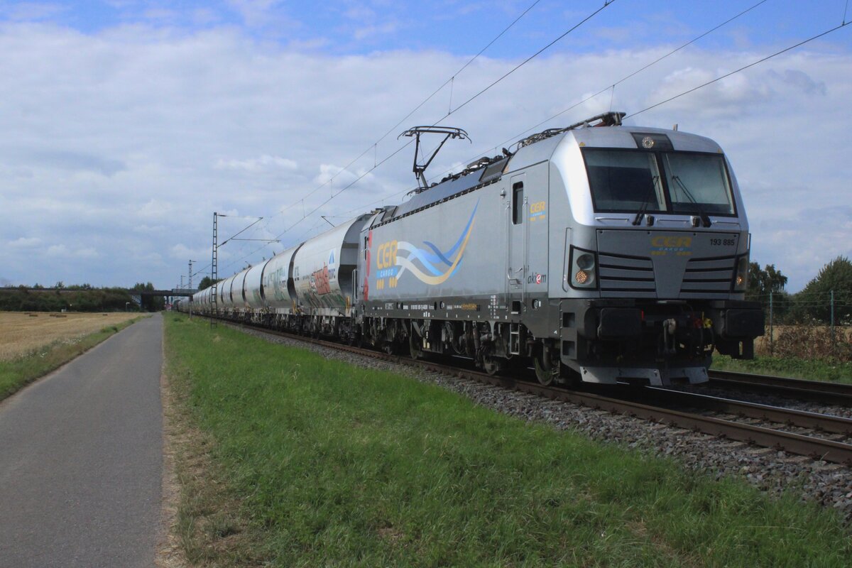 Am 23 Juli 2025 zieht CER 193 885 ein Getreidezug durch Kaarst Broicherheide und wird vom offenbarer Weg fotografiert. Unter der Woche gibt es immer reger G�terverkehr bei dieser STelle, die einige Kilometer von Meerbusch-Osterath entfernt ist.