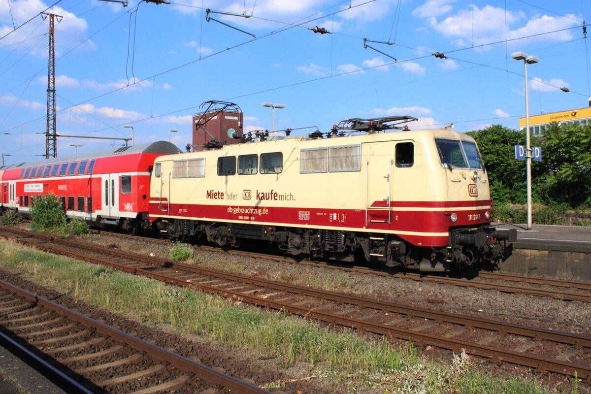 Am 26 Juni 2024 fahrt CBB 111 212 'LORELEY' langsam aus Oberhausen Hbf aus nach K�ln.