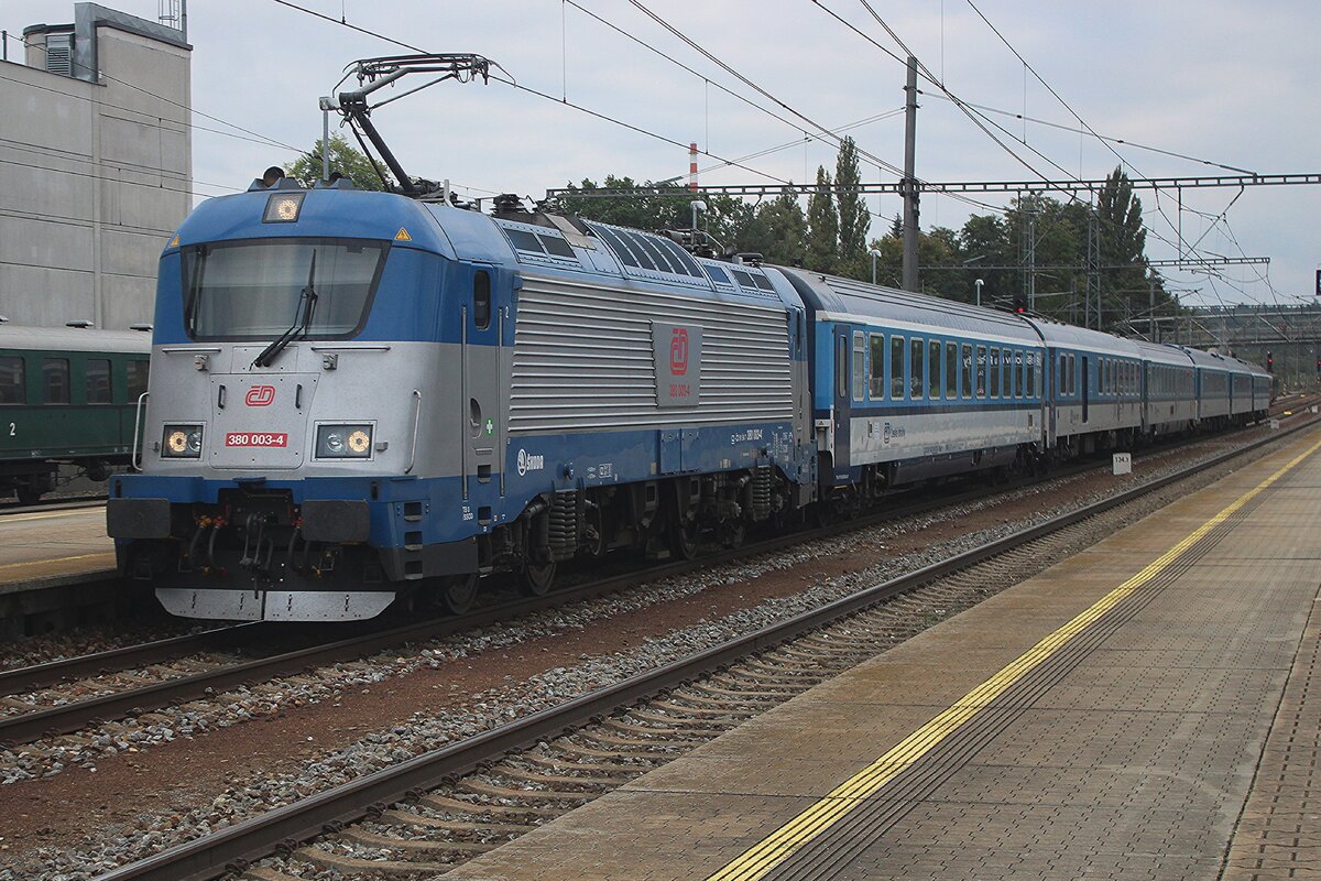Am 26 September 2025 treft 380 013 mit ein Rychlyk nach Praha hl.n. am Haken in Benesov u Prahy.
