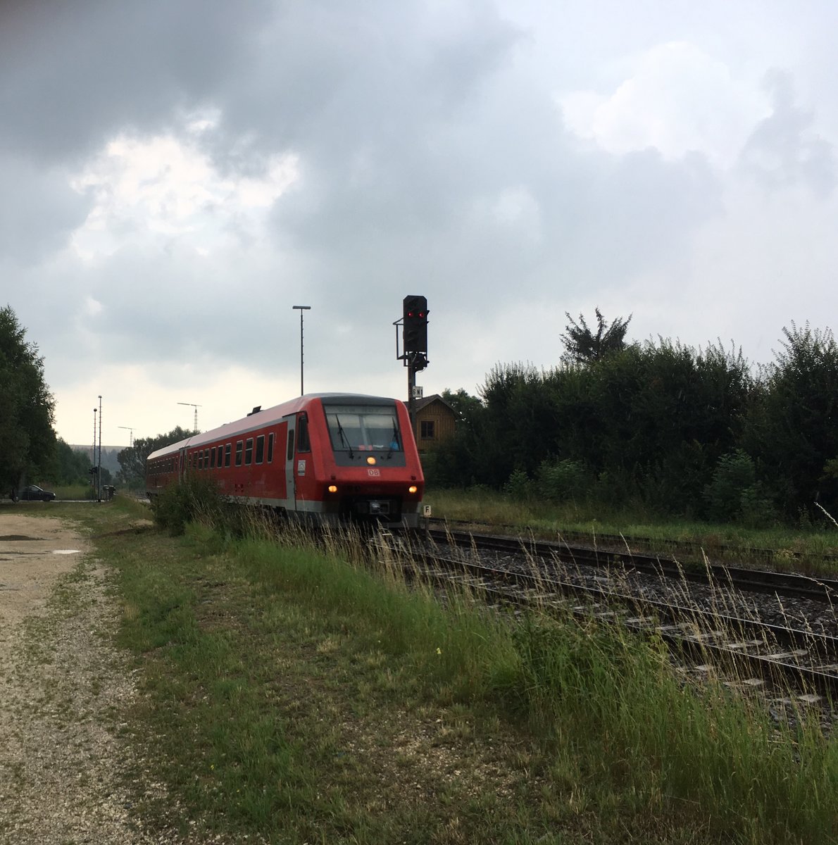 Am 26.07.16 wurde der Ire 3207 nach Ulm hbf vom 611 018 ausgefahren.
Hier wurde er festgehalten kurz vor dem Allmendinger Bahnhof.