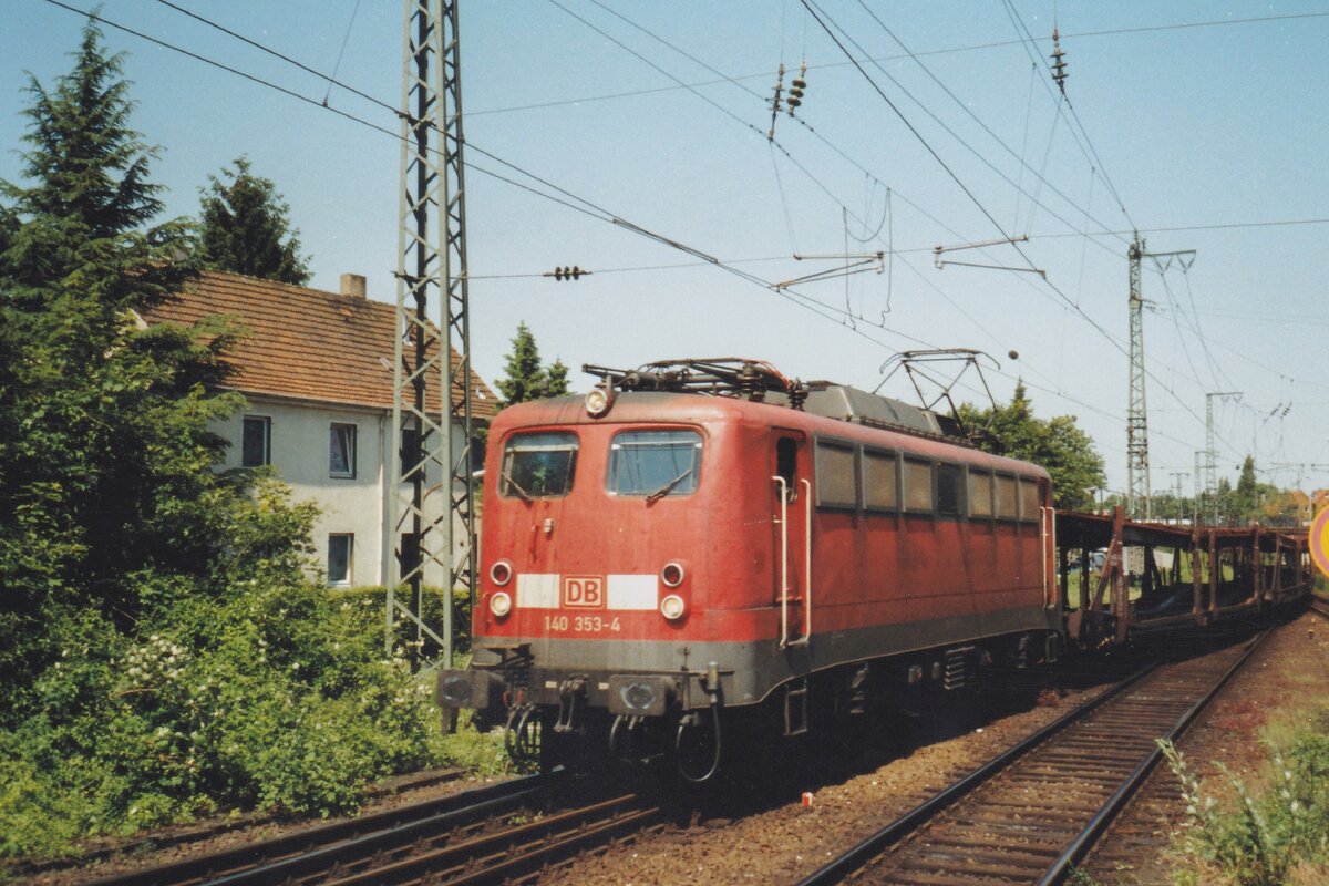 Am 28 Mai 2005 durchfahrt 140 353 Rheine mit ein Leerautozug nach Bremen.