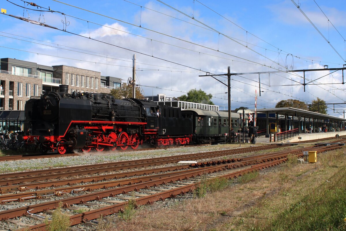 Am 28 September 2024 d�nnert ein Sonderzug mit 50 307 durch Oss.