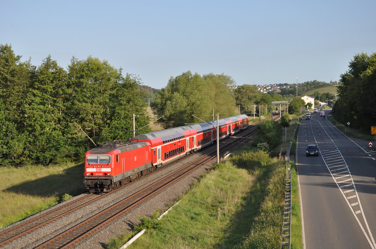 Am 28.05.2020 war 143 228 mit ihrer RB22 auf dem Weg nach Frankfurt Hbf und wurde dabei von einer Fußgängerbrücke in Oberbrechen fotografiert. 