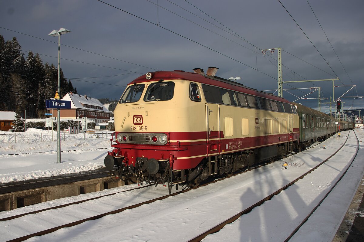 Am 3 Jänner 2026 treft NeSa 218 105 mit der Dreikönigsdampf-Sonderzug in Titisee ein.