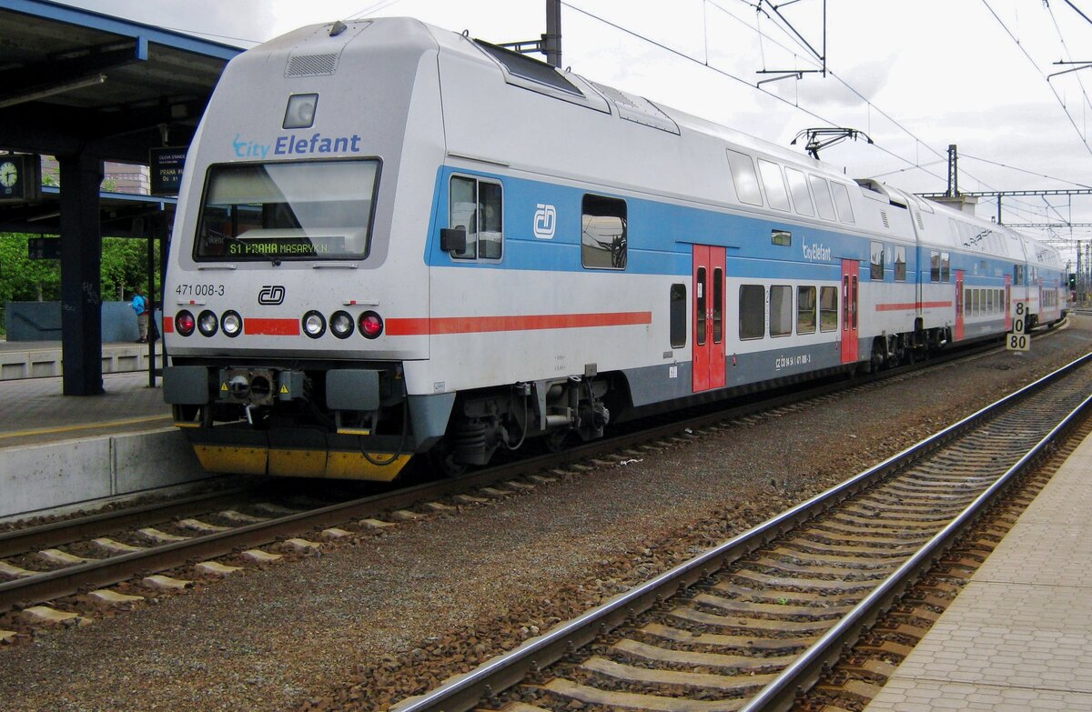 Am 3 Juni 2013 steht 471 008 in Praha-Liben. Sie tragt der Kopfform der 1. Lieferserie (471 001-026).