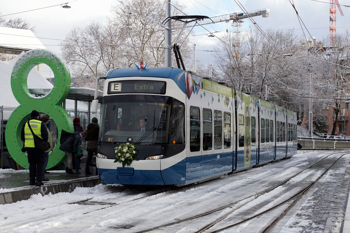 Am 9. Dezember 2017 konnten die Verkehrsbetriebe Z�rich sowie die Basler Verkehrsbetriebe anl�sslich von grossen Tramfesten Streckenausbauten einweihen, die ab dem kommenden Fahrplanwechsel vom 10. Dezember 2017 planm�ssig befahren werden.
VBZ Z�ri Linie TRAMVERBINDUNG HARDBRUECKE
Die neue Linie 8 schafft Anschluss quer durch Z�rich
Ihre Vorteile:
1. Anwohner und Besch�ftigte in den Kreisen 4 und 5 erhalten direkten Anschluss an die S-Bahnen am Bahnhof Hardbr�cke.
2. Die Arbeitspl�tze in Z�rich-West werden noch besser erschlossen.
3. Zugpendler erhalten beim Bahnhof Hardbr�cke einen bequemen Anschluss ans Z�rcher Tramnetz.
4. Vom Paradeplatz und Stauffacher f�hrt eine direkte Linie via Hardbr�cke ins Hardturm-Quartier.
5. Die Tramlinie verbindet die Kultur-und Unterhaltungsangebote der beiden lebhaften Quartiere 4 und 5.
Impressionen vom 9. Dezember 2017.
Foto: Walter Ruetsch
