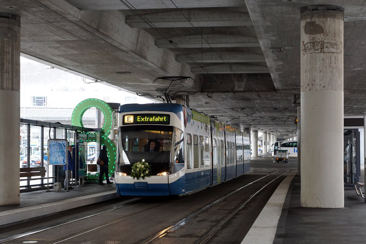 Am 9. Dezember 2017 konnten die Verkehrsbetriebe Z�rich sowie die Basler Verkehrsbetriebe anl�sslich von grossen Tramfesten Streckenausbauten einweihen, die ab dem kommenden Fahrplanwechsel vom 10. Dezember 2017 planm�ssig befahren werden.
VBZ Z�ri Linie TRAMVERBINDUNG HARDBRUECKE
Die neue Linie 8 schafft Anschluss quer durch Z�rich
Ihre Vorteile:
1. Anwohner und Besch�ftigte in den Kreisen 4 und 5 erhalten direkten Anschluss an die S-Bahnen am Bahnhof Hardbr�cke.
2. Die Arbeitspl�tze in Z�rich-West werden noch besser erschlossen.
3. Zugpendler erhalten beim Bahnhof Hardbr�cke einen bequemen Anschluss ans Z�rcher Tramnetz.
4. Vom Paradeplatz und Stauffacher f�hrt eine direkte Linie via Hardbr�cke ins Hardturm-Quartier.
5. Die Tramlinie verbindet die Kultur-und Unterhaltungsangebote der beiden lebhaften Quartiere 4 und 5.
Impressionen vom 9. Dezember 2017.
Foto: Walter Ruetsch
