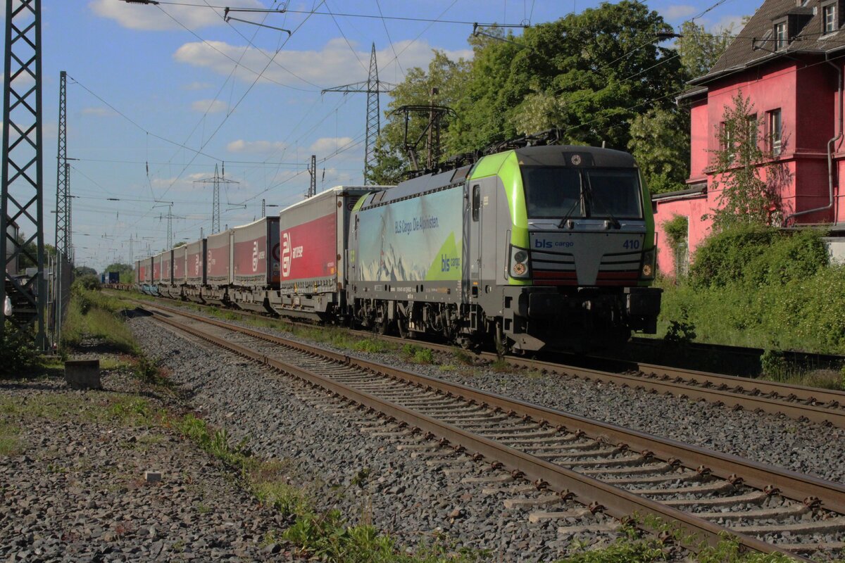 Am 9 Mai 2025 schleppt BLS 475 410 der Arcese KLV durch Lintorf und wird vom offenbarer Stelle fotografiert.
