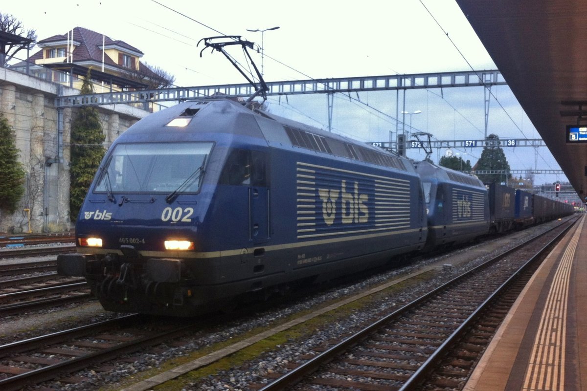 Am Abend von 22 März 2017 steht BLS 465 002 in Spiez.