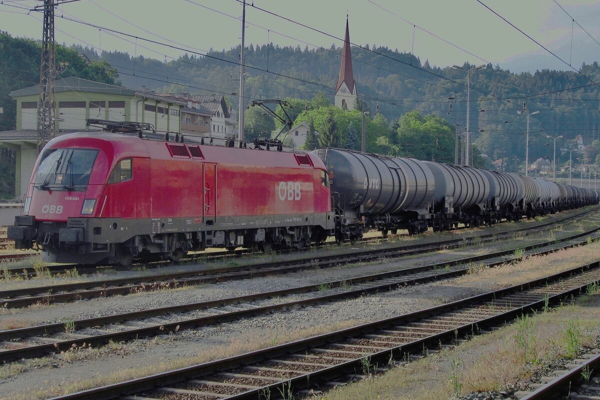 Am Abend von 3 Juni 2015 treft ÖBB 1116 031 mit ein Kesselwagenzug in Kufstein ein.