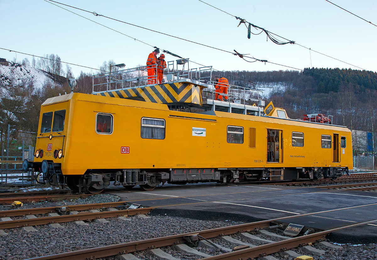 
Am frühen Morgen des 13.02.2018 hatte ein Lkw alle vier Oberleitungen am Bahnübergang Charlottenhütte (an der Siegstrecke) in Niederschelden beschädigt. Die Bahnstrecke zwischen Siegen und Brachbach war den ganzen Tag gesperrt, für diesen Notfall waren zwei Turmtriebwagen bzw. Instandhaltungsfahrzeuge für Oberleitungsanlagen (IFO) der DB Netz AG den ganzen Tag dort für die Reparaturarbeiten im Einsatz.

Hier der Oberleitungsrevisionstriebwagen (ORT) 708 325-6, ex DR 188 325-5, der der DB Netz AG. Der ORT 708 325-6 wurde 1990 von der Waggonbau Görlitz unter der Fabriknummer 20300/9 und als 188 325-5 an die DR geliefert

Die als Baureihe 708.3 der Deutschen Bahn (DB)  bezeichneten Fahrzeuge stammen noch aus der Entwicklung der DR kurz vor der deutschen Wiedervereinigung. Sie sind die dritte Generation von Oberleitungsrevisionstriebwagen (ORT) der DR und wurden als Baureihe 188.3 der Deutschen Reichsbahn (DR) gebaut.

Durch die fortschreitende Elektrifizierung in der DDR wurde es Mitte der 1980er-Jahre notwendig, ein neues Fahrzeug zur Wartung und Störungsbehebung an Oberleitungsanlagen zu beschaffen, um die älteren ORT-Baureihen 188.0 und 188.2 zu ergänzen und längerfristig zu ersetzen. So entwickelte die VES Versuchs- und Entwicklungsstelle Maschinenwirtschaft Halle, der VEB Waggonbau Görlitz und das RAW Wittenberge ein komplett neues Fahrzeug. Auf der Leipziger Frühjahrsmesse 1987 wurden schließlich die Prototypen 188 301 und 188 302 vorgestellt und anschließend bei den Bahnstromwerken Dresden und Halle eingehend getestet. Diese Tests zeigten die prinzipielle Eignung und kleine Unzulänglichkeiten, die nicht die Gesamtkonstruktion betrafen. Nun begann die Serienfertigung mit der Ablieferung des 188 303 am 27. Juni 1989 an die DR. Ihm folgten bis Dezember 1991 34 weitere Fahrzeuge, die auf dem gesamten Gebiet der DDR stationiert wurden. Geplant war, 50 Triebwagen zu beschaffen, was durch die deutsche Wiedervereinigung verhindert wurde. Es wurden kleinere Fahrzeuge bevorzugt, die einen separaten Antrieb für die Arbeitsfahrt besitzen. Ab August 1991 wurden die restlichen fünf Fahrzeuge direkt mit der Nummer nach DB Schema 708.3 und in einem leicht geänderten Farbton abgeliefert. Es sind nicht mehr alle Fahrzeuge im Bestand der DB Netz AG. Einige wurden im AW Wittenberge verschrottet und einige wurden z-gestellt, außerdem wurde der Prototyp 708 302 an die Firma Siemens verkauft. Alle Fahrzeuge, die sich im Bestand der DB Netz Notfalltechnik befinden, sind im gesamten Bundesgebiet anzutreffen.

Konstruktion und Aufbau
Der kantige Wagenkasten ist eine Schweißkonstruktion, die über die gesamte Fahrzeuglänge reicht. Zu betreten ist der Triebwagen über zwei versetzt angeordnete nach innen öffnende Türen an jedem Ende und über zwei Doppelschiebetüren in der Fahrzeugmitte. Diese führen in den großen Werkstattraum. An jedem Wagenende befindet sich ein Führerstand. Diese sind nach DR üblichen ergonomischen Grundsätzen gestaltet. 

Vom Führerstand I geht es direkt in den Werkstattraum, in dem sich diverse Werkzeuge, Ersatzteile, die Hydraulik für die Hubarbeitsbühne und der Dom befinden. Dieser ist über eine Treppe zu betreten und ermöglicht die Beobachtung des Fahrdrahtverlaufs an dem Messstromabnehmer VS H4. Hier ist über eine zweite Treppe der Ausstieg aufs Dach möglich. Die Ausstiegstüren lassen sich nur öffnen, wenn der Bügel am Fahrdraht anliegt und über einen Erdungsschalter bahngeerdet ist. In der Fahrzeugmitte befinden sich die beiden seitlichen Schiebetüren zum Ein- und Ausladen von sperrigen Gütern. Dafür ist dort ein Ladekran an der Decke angeordnet, welcher eine maximale Tragkraft von 300 kg hat und sich nach draußen verschieben lässt. Am Dom vorbei schließen sich der Schrank für die PZ 80R und der Waschraum an, der bis zum 188 330 über Waschbecken und Toilette verfügte. Danach war nur noch ein Waschbecken vorhanden. Die Toilette ist in offener Bauweise ausgeführt. Am WC vorbei führt eine Tür in den 3,6m langen Aufenthaltsraum, in dem sich ein Tisch und zwei Bänke befinden. Außerdem ist hier eine kleine Küchenzeile mit Kühlschrank, Spülbecken und Kochgelegenheit eingerichtet. Dem Aufenthaltsraum schließt sich der Führerraum II an, welcher größtenteils dem Führerstand I entspricht. Hier ist die Erdungsvorrichtung für den Stromabnehmer an der Decke der Beimannseite vorhanden. Auf dem Dach befindet sich über dem Werkstattraum die 6.290 mm lange Hubarbeitsbühne, welche hydraulisch 2 m angehoben und gedreht werden kann, außerdem noch eine 4.400 mm lange feste Bühne. Somit besteht eine nutzbare Arbeitsfläche von 17,7 m². Am anderen Wagenende befindet sich der Mess- und Erdungsstromabnehmer VS H4. Dieser ist im Anpressdruck stufenweise einstellbar und besitzt eine Skala, um den Zickzack-Lauf der Fahrleitung zu kontrollieren. Des Weiteren befinden sich auf dem Dach mehrere Suchscheinwerfer und Leuchtstofflampen zur Arbeitsfeldbeleuchtung.

Antrieb und Technik
Alle Triebwagen verfügten ursprünglich über einen Unterflur eingebauten 6-Zylinder-Dieselmotor aus dem Motorenwerk Roßlau/Elbe der Bauart 6 VD 18/15 AL2 HRW 123. Dieser überträgt seine Kraft über Kardanwellen und ein Wandlergetriebe vom Typ GS 20/4,2 (Anfahr- und Marschwandler) an ein Achsgetriebe AYD 145 und durch dieses an den Achstrieb AKK 145. Die elektrische Ausrüstung besteht aus drei Stromkreisen. Zum Anlassen des Fahrmotors und des BSA sowie zum Betrieb der Wechselsprechanlage ist eine 24-Volt-Anlage vorhanden, die ihre Energie aus einer Lichtmaschine mit zwei kW Leistung oder aus einem Akkumulator mit 195 Ah bezieht. Eine 110-V-Anlage zur Fahrzeugsteuerung, zum Betrieb der Hilfsbetriebe, Beleuchtung und der MESA wird von einem an das Strömungsgetriebe angeflanschten Drehstromgenerator mit 15 kW Leistung versorgt, zur Aufrechterhaltung der Spannung bei Fahrzeugstillstand sind zudem noch Bleiakkumulatoren mit 240 Ah Kapazität vorhanden. Zum Betrieb der Hubarbeitsbühne und der Werkzeuge ist zudem noch eine 380/220V-Drehstromanlage installiert, sie wird vom BSA gespeist und kann über einen Transformator und Gleichrichter die 110-V- und 24-V-Akkumulatoren laden. Als Sicherheitseinrichtungen besitzen alle Fahrzeuge eine Indusi der Bauart PZ 80R mit der Funktionalität PZB 90. 

Die Fahrzeuge laufen auf zwei Drehgestellen der modifizierten Bauart Görlitz Va. Trieb- und Laufdrehgestell sind in ihrer Konstruktion prinzipiell baugleich. Sie besitzen einen Achsstand von 2500 mm und sind Primär und Sekundär mit Schraubenfedern ausgerüstet. Abgebremst wird der Triebwagen über eine Druckluft-Scheibenbremse der Bauart KE-GP mZ (D), die über ein DAKO BS 4m oder Knorr EE4 Bremsventil auf vier Bremsscheiben im Laufdrehgestell und zwei Bremsscheiben im Triebdrehgestell wirkt und ein Bremsgewicht von 62 t in der Bremsstellung P (54 t in G) erzeugt.

Modernisierung
Aufgrund der relativ jungen Konstruktion, der guten Substanz und der schwieriger werdenden Ersatzteillage beschloss die DB Netz AG im Jahr 2004 die Modernisierung der Baureihe 708.3. Dem AW Wittenberge (DB Fahrzeuginstandhaltung GmbH Werk Wittenberge) wurde der Auftrag erteilt, ein Konzept zur Modernisierung zu entwickeln. Das Konzept sah vor, den Fahrmotor gegen einen 6-Zylinder-LKW-Dieselmotor von MAN zu tauschen, das ursprüngliche Strömungsgetriebe bei MAN und Voith in Heidenheim aufzuarbeiten, die Kühlanlagen gegen eine Behr-Kühlanlage zu ersetzen, die Arbeitsfeldbeleuchtung zu verbessern und die Suchscheinwerfer auf Xenon-Gasentladungslampen umzubauen. Außerdem wurde das Bordstromaggregat gegen ein neues mit einem Motor von Hatz getauscht. Die Leistung wurde dadurch von 14 kW auf 22 kW gesteigert. 

Des Weiteren wurde eine elektronische Motorsteuerung eingebaut und die Anzeigen für Kühlwasser-, Strömungsgetriebetemperatur und Motordrehzahl auf LED-Laufbandanzeige umgestellt. Neu hinzu kam an den Tankklappen eine LED-Anzeige für den Dieselkraftstoffstand ähnlich der Wasseranzeige bei Reisezugwagen. Im Oktober 2004 verließ mit 708 324 der erste modernisierte ORT das Werk und wurde sogleich eingehend bei DB Netz Wittenberge getestet, was sich anbot, da sich hier durch die örtliche Nähe zum betreuenden Ausbesserungswerk ein möglicher Schaden schnell beheben lässt. Die ersten Fahrzeuge wurden in der Ursprungslackierung neu lackiert oder ausgebessert. Ab Oktober 2006 wurde mit 708 334 die gelbe Standardlackierung für Bahndienstfahrzeuge in RAL 1004 eingeführt.

TECHNISCHE DATEN:
Hersteller:  VEB Waggonbau Görlitz
Baujahre: 1987–1991
Spurweite: 1.435 mm (Normalspur)
Achsformel:  (1A)'2'
Länge über Puffer: 22.400 mm
Drehzapfenabstand: 15.800 mm
Achsabstand in den Drehgestellen: 2.500 mm
Raddurchmesser: 920 mm (neu) / 860 mm (abgenutzt)
Höhe:  4.200 mm
Eigengewicht: 60 t
Nutzlast:  2 t
Zul. Anhängelast: 50 t
Zur Mitfahrt zugel. Personenzahl: 10
Zugelassen für Streckenklasse: A
kleinster befahrbarer Gleisbogen: R= 120 m
Höchstgeschwindigkeit:  100 km/h (Eigenfahrt und geschleppt)
Installierte Leistung: 	330 kW (neu 367 kW)
Traktionsleistung:  320kW
Antrieb:  dieselhydraulisch
Bremse: KE-GP m. Z. (D)
