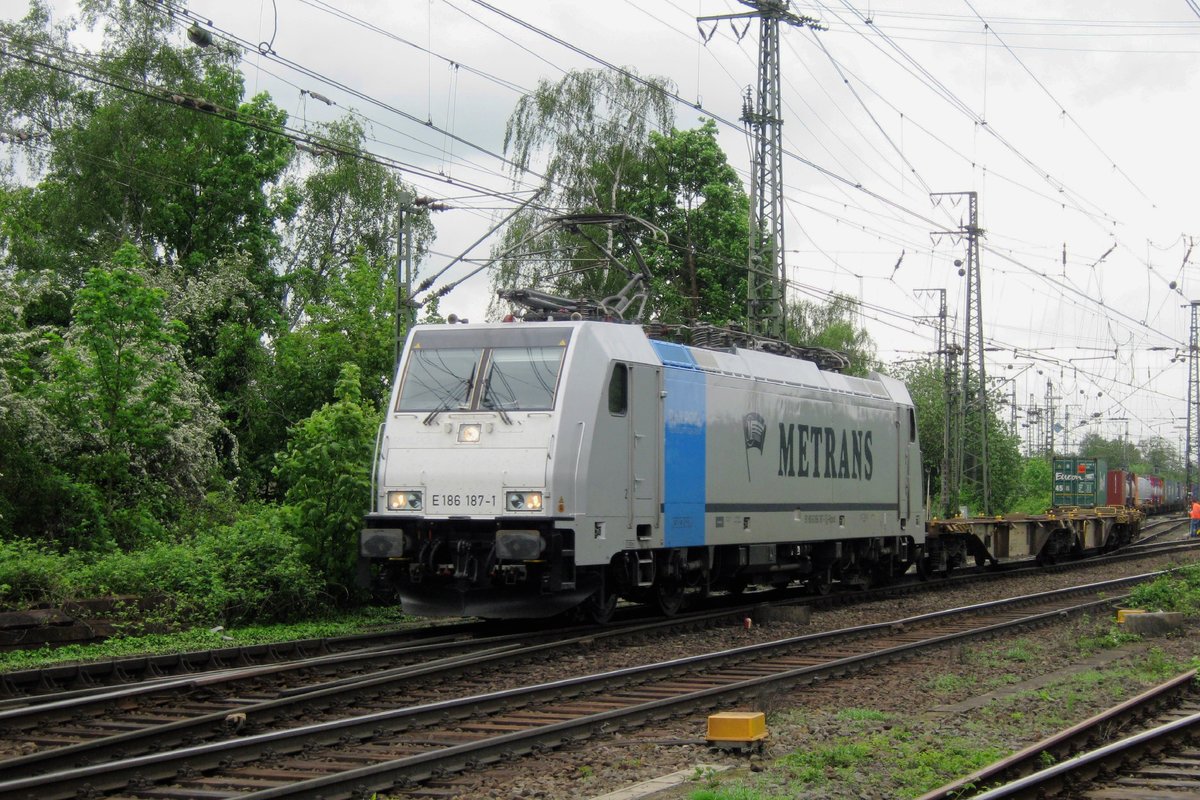 Am grauen 11 Mai 2012 verl�sst Metrans 186 187 mit der Praha-KLV Emmerich und soll innerhalb ein Viertelst�nde die Betuwe-Route auffahren.
